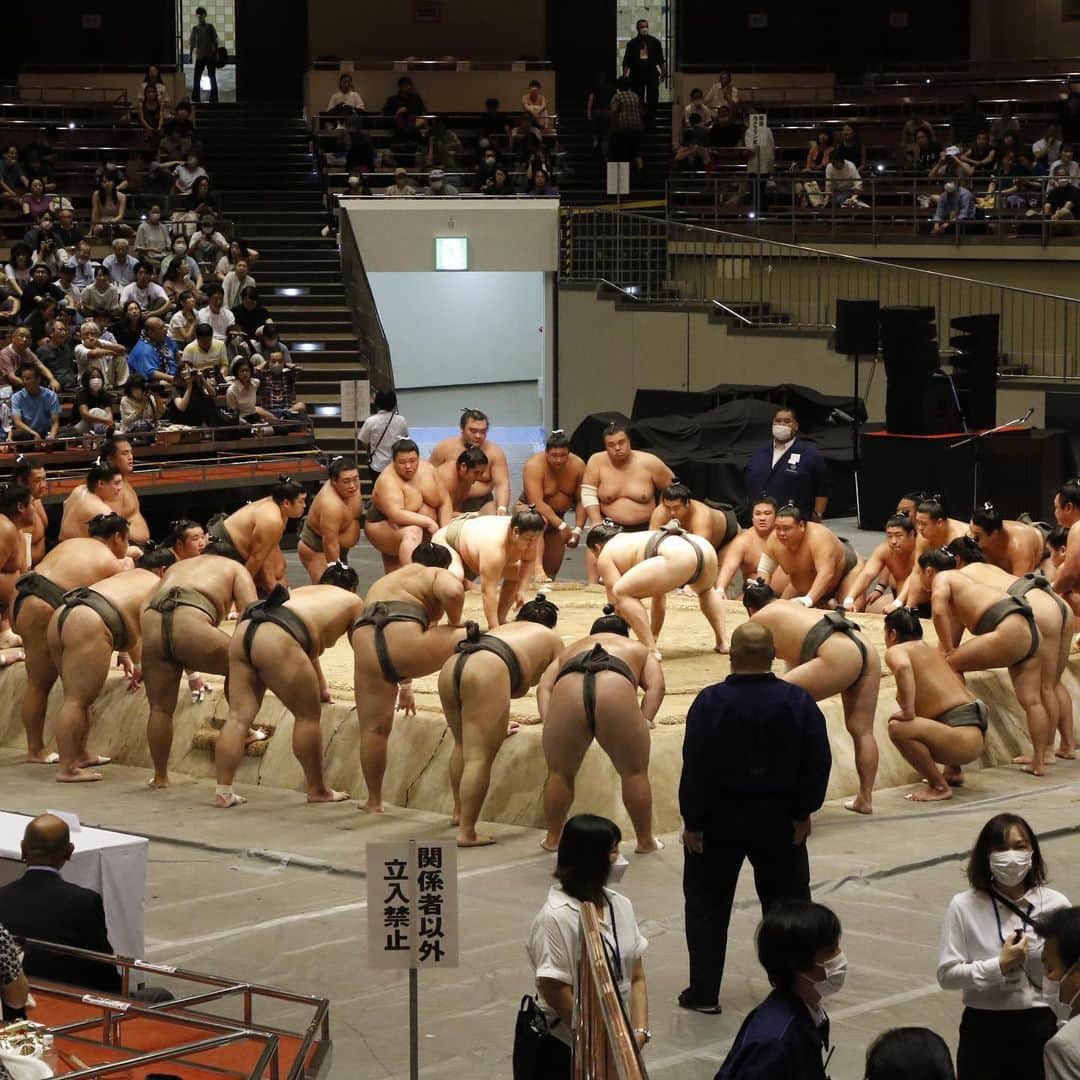 日本相撲協会さんのインスタグラム写真 - (日本相撲協会Instagram)「横綱審議委員会 稽古総見  令和5年九月場所前 両国国技館で4年ぶりに一般公開されました。 参加したのは横綱照ノ富士をはじめとした、幕下15枚目以上の力士。  申し合い稽古、ぶつかり稽古など、様々な形で稽古を行います。  @sumokyokai #sumo #相撲 #九月場所 #稽古 #稽古総見  #力士 #お相撲さん#japanculture  #tokyo #photo #japan」9月4日 10時29分 - sumokyokai