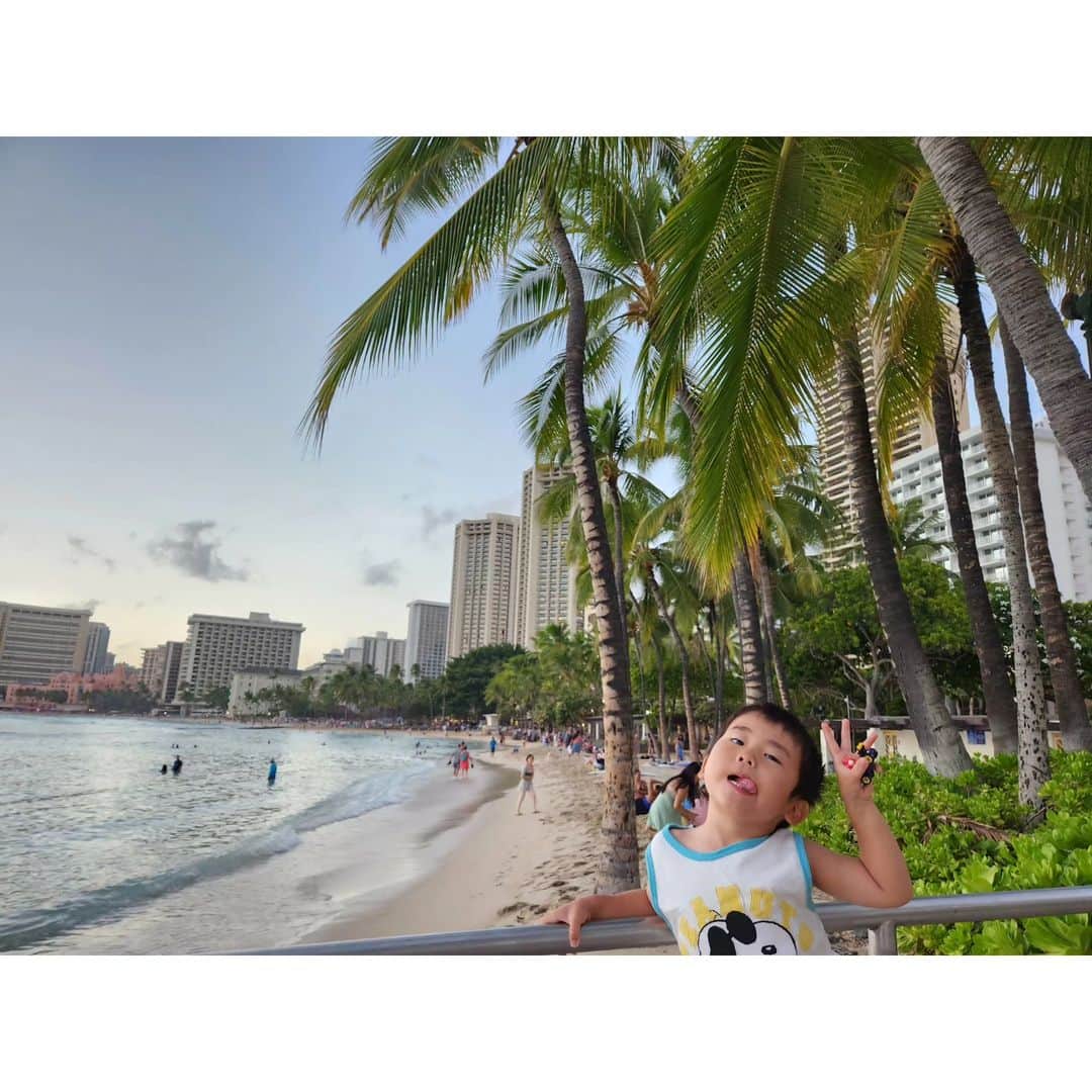 竹末裕美さんのインスタグラム写真 - (竹末裕美Instagram)「お仕事でハワイ🏖️⛳ 家族も一緒に✈️  汗をかかない夏☀️ 夏のハワイは最高でした！  大雅は、海、プール、動物園、水族館いろいろ楽しめた1週間だったかな😊 ✈️も無事乗れて良かった😅  #ハワイ#海#プール#ゴルフ#ホノルルカントリークラブ#コオリナカントリークラブ#エバビーチゴルフクラブ#ワイケレカントリークラブ #動物園#水族館#ワイキキ#プロゴルファー#ゴルファー#女子プロゴルファー#ウェア#ロサーセン」9月4日 10時29分 - hiromitakesue