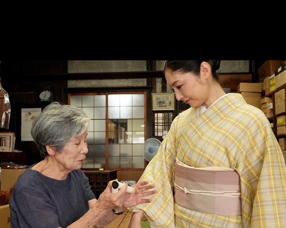 常盤貴子さんのインスタグラム写真 - (常盤貴子Instagram)「第24回 京都画報 「京都・美の生活遺産ー日常に宿る用の美ー」  日々使う物だからこそ、「いいな」と思うものに囲まれて暮らしたい…永遠の憧れです（笑）  そんなことを改めて思い出させてくれた、素敵な時間でした✨  #京都画報  @kbs_kyoto_official  @bs11_kyoto  @tokyomx.9ch  #河井寛次郎記念館  #猫ちゃんかわゆ  #京都おはし工房  #内藤商店  #westside33  @jiki_miyazawa_official  #喫茶花の木」9月4日 10時31分 - takakotokiwa_official