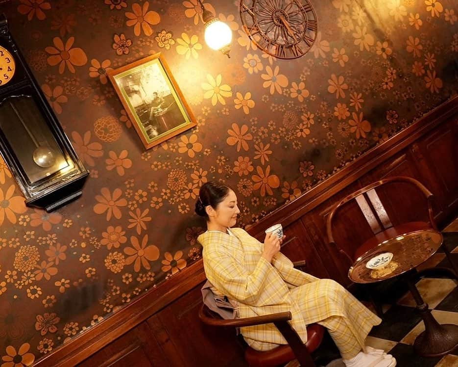 のインスタグラム：「第24回 京都画報 「京都・美の生活遺産ー日常に宿る用の美ー」  日々使う物だからこそ、「いいな」と思うものに囲まれて暮らしたい…永遠の憧れです（笑）  そんなことを改めて思い出させてくれた、素敵な時間でした✨  #京都画報  @kbs_kyoto_official  @bs11_kyoto  @tokyomx.9ch  #河井寛次郎記念館  #猫ちゃんかわゆ  #京都おはし工房  #内藤商店  #westside33  @jiki_miyazawa_official  #喫茶花の木」