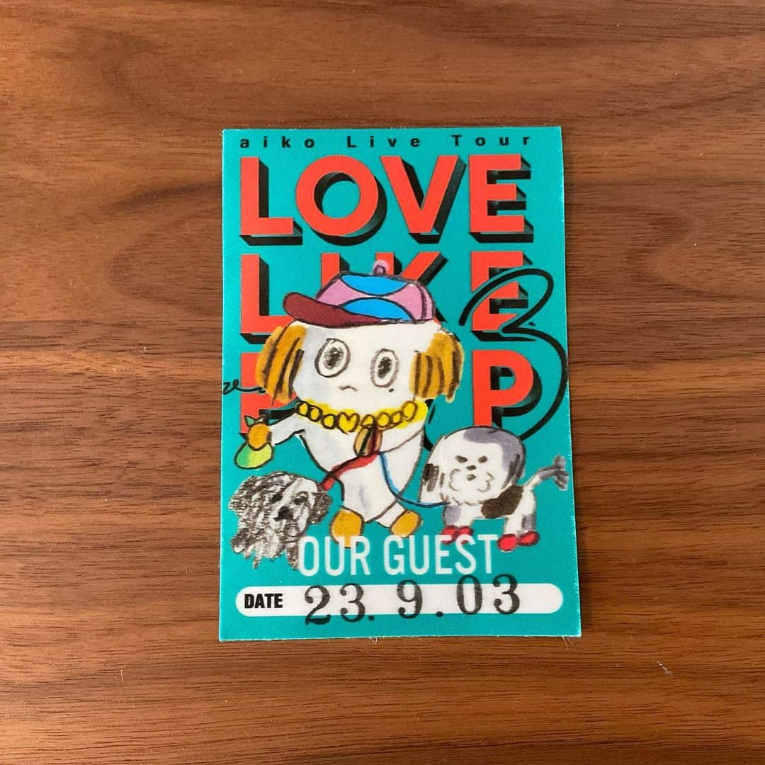 ヒロ寺平さんのインスタグラム写真 - (ヒロ寺平Instagram)「Love Like Pop vol.23  昨夜は久しぶりにaikoのライブへ。  女子率たっか！ これが会場に入って最初の感想。  しかもその殆どがツアーTシャツやグッズを手にソワソワと既に楽しげ。  開演と同時に一瞬で会場全体が一体化。 aikoの観客との距離の詰め方は正に芸術品。 3000人近くの観客がきっと1対1で向かい合ってる気持ちになっている。  当意即妙・変幻自在！ それほど彼女のMC力は凄い。  もちろん歌唱力は経験と共にますます華麗に、ますますパワフルに。  ライブは合計3時間45分！ その間ずっとぴょんぴょん跳びまくり本当に楽しげにステージを縦横無尽に駆け巡るaikoはターボを搭載した「バケモン」だった。（最大級の賛辞です、もちろん！）  改めて「年齢は表札」に過ぎない事を実感した夜。 aiko、これからも頑張りや、ボチボチと。  #aiko #LoveLikePop #ヒロ寺平 #ヒロT」9月4日 10時32分 - hiroteradaira