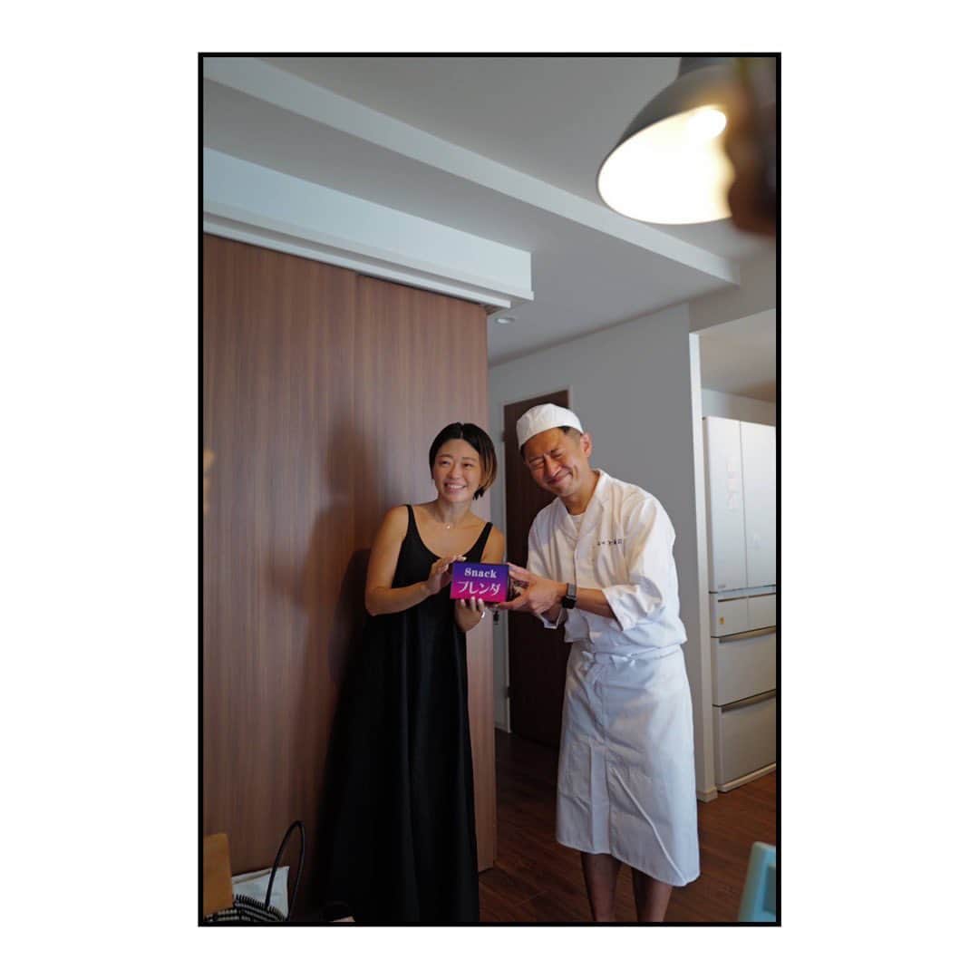 藤田敦子さんのインスタグラム写真 - (藤田敦子Instagram)「ㅤ いまだかつて、こんなにホスピタリティの塊みたいな人に 出会ったことがない。 そんな友人ファミリーのお家「谷中とと寿司」へ 久しぶりにお邪魔してきました。  安井夫妻 @tatsuroyasui @miyare38 と 久々の高木家 @kentakagram @atsutkg @はるた✨  とと寿司のバイトくん、はるたは お母さまであるあつさまとわたしの期待を裏切らない ヲタク男子の香りぷんぷん💜💜 やっぱ推しだな、と再確認いたしまして👍  女将あつさまは、早々に割烹着脱いでて爆笑🤪  そして毎回、凡人の私の想像と期待を大幅に超えてくる とと寿司の大将けんた氏でありますが 今回もやってくれました。笑  とにかく出てくるもの全て美味しい。 そして、演出はお店よりお店感👏  みやこ、はるた、あつさまの 3人が脱落してしまいご就寝後は 大将けんた氏と、大将に弟子入り希望のたつろーくんと 3人でだいぶアツくお話しさせてもらいまして 気づいたら13:00〜23:00まで、あっという間の10時間🙌  素敵2ファミリーに混ざって 穏やかでただただ平和で楽しい休日。 たつろーくんとゆっくり話せたのも、とても嬉しかった✨  ちなみに、あつさまとはもう気づけば 20年くらいの付き合いだし みやも気づけば10年くらい。 そういえばみやとの出会いは 温さまとけんた氏との結婚式やったね〜なんて話もして。 ご縁に感謝ですな🙌  またすぐ再訪したくなるとと寿司、 食べログに書きたいぐらい 素晴らしいお店(実在しません)だわ。  10枚の写真ではとても収まりきらぬ日でした😂  ※5枚目の写真はエシャトロの軍艦。 以前友達に教えてもらってから大好物になり 馴染みのお寿司屋さんにはついお願いしてしまう エシャトロですが、普段は巻きなので 軍艦でいただくのは初。 バリウマやった。けんた天才🙌」9月4日 10時39分 - blenda0305