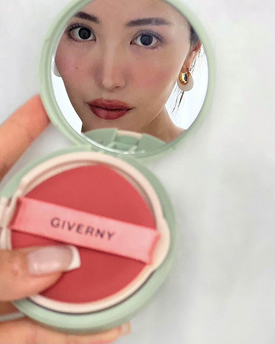 森暖奈さんのインスタグラム写真 - (森暖奈Instagram)「🧚💕  使い心地いいファンデーションみっけ！ @giverny_japan ジヴェルニーの密着カバーファンデーションのNo.21を使いました🪄 その名の通りピタッッと密着してくれて、カバー力も◎  ファンデーション塗ると逆に肌汚く見えることとかあるんだけど(私だけ？)、これは綺麗に肌にのってくれて綺麗に仕上がった！！！！✨  韓国アイドルも使ってるらしいからこれでもうわたしもアイドルだね、うん、絶対そう。？  8/25にリニューアルしたそうで、パッケージが可愛すぎてきゅん🥹💕💕 9/1からQoo10で特別セットも販売開始だそうでっす🤩  #GIVERNY#ジヴェルニー#Qoo10#リニューアル#韓国コスメ#今日のメイク#ベースメイク#ナチュラルメイク#ファンデーション#ツヤ肌メイク」9月4日 17時00分 - moriharuna71