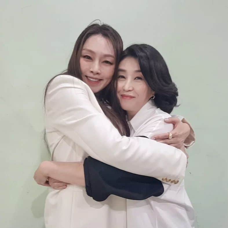 キム・ミギョンのインスタグラム：「차지연 콘서트! 손꼽아 기다리던 공연. 내가 너무나 좋아하는 The Lion King 'Circle of Life '  로 포문을 열때부터 내 심장이 세배로 뛰기 시작했다. 공연 내내 벅찬 감동을 선물해준 멋진 사람 차지연. 17년만에 단독 콘서트를 했으니 두번째는 얼마나 더 기다려야 하나. 관객들의 뜨거운 함성에, 그리 오래 기다리게 하지 않을것이라 믿는다. 첫공연을 축하해!  최고였어!  고마워!!♥️♥️♥️♥️♥️」