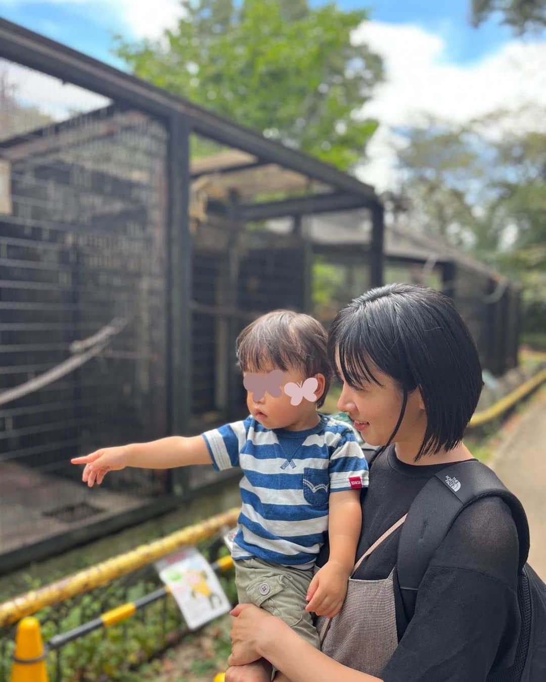 黛英里佳のインスタグラム：「⁡ ⁡ ちょっと体調を崩していてやっと元気になってきました😂 ⁡ ⁡ ということで、家族で小さな動物園へ🦓 ⁡ ⁡ 息子、いつも図鑑で見ていたペンギンさんにおーいと一生懸命手を振っていました👋🐧🧡 ⁡ ⁡ 小さな動物園ゆえに動物たちを間近で見ることができて母もとても楽しめました😂 ⁡ ⁡ なんだか癒されたなぁー😂💕 ⁡ ⁡ ⁡ #母もこんなに近くでペンギン見たの初めてでした #動物園 #お出かけ #最後どあっぷすみません ⁡ ⁡ ⁡ ⁡ ⁡」