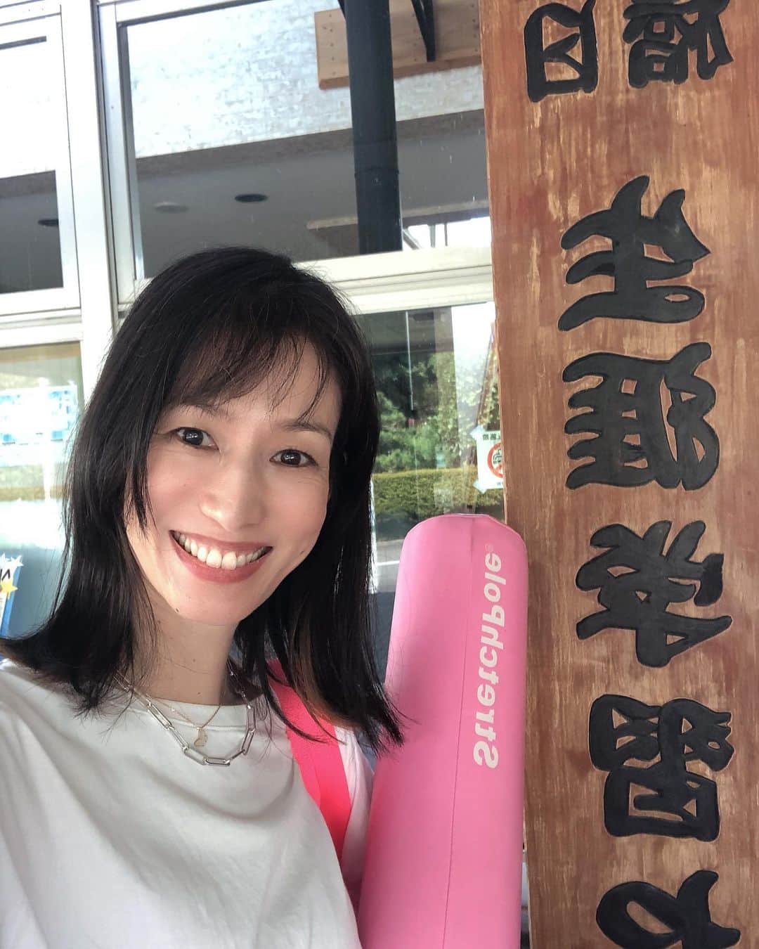 のインスタグラム：「🧘‍♀️ 牛久市民講座　最終日 9月に入ったのにまだ35度☀️の土曜日！ 3回目は正直、時間が空いてしまったので忘れてる方多いかな？と思っていましたが 皆さんとても良く動けていたので、レッスン内容を少し変更 体幹トレーニング、ストレッチも入れてみました♪ 笑顔でお帰りいただけて嬉しい〜🥹本当にありがとうございました❗️ ⚫︎瞑想は難しいと思ってたけど、呼吸を意識してみたらやりやすかった〜！ ⚫︎自分の雑念の多さに気付きました...🤣 ⚫︎有意義な時間を過ごせました。 ⚫︎体が軽くなりました！家でもやってみます。 などなど、私自身もとても勉強になる講座でした！ 😊そして お問い合わせ頂き嬉しいのですが、後期は無いのです🥲 また来年度、ご縁がありましたら宜しくお願いします✨ 講師バッチにストレッチポールの絵が💓 #牛久市民講座#コアコンディショニング#coreconditioningmeditation#コアコンディショニング瞑想#やよトレ#ストレッチポール#ひめトレ#三日月橋公民館」