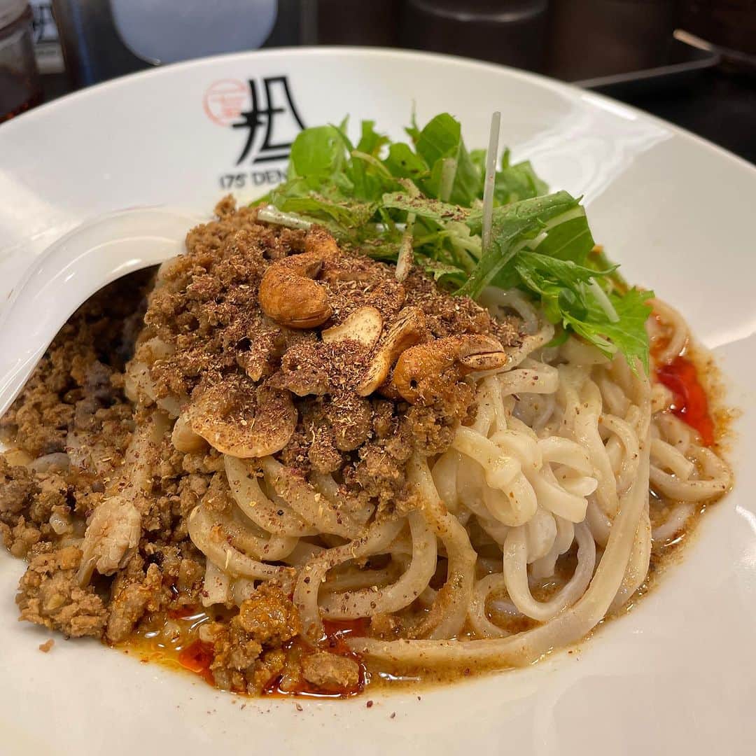 株式会社175のインスタグラム：「本店と駅前通店 【臨時休業と営業時間変更のお知らせ】  いつも175°DENO担担麺をご利用いただきありがとうございます。  本店 【臨時休業日】 2023年9/5（火）~18（祝）まで  上記期間、誠に勝手ながら臨時休業とさせて頂きます。 また  【営業時間変更】 9/19（火）より 11:30～14:30 L.O. （定休日：土日）  駅前通店  【臨時休業日】  9.16(土)18（祝）  【営業時間変更】 2023/9/6（水）~18（祝）まで   11:30～14:30 L.O. 　（定休日：土日）  9/19より   11:30～15:00 L.O.  17:30～21:00 L.O. 　（定休日：土日）  と変更させていただきます。 お客様・お取引先様へはご迷惑お掛けいたしますが、よろしくお願いいたします。  175°DENO担担麺  #175deno #札幌ラーメン#札幌ランチ#担々麺#札幌グルメ」