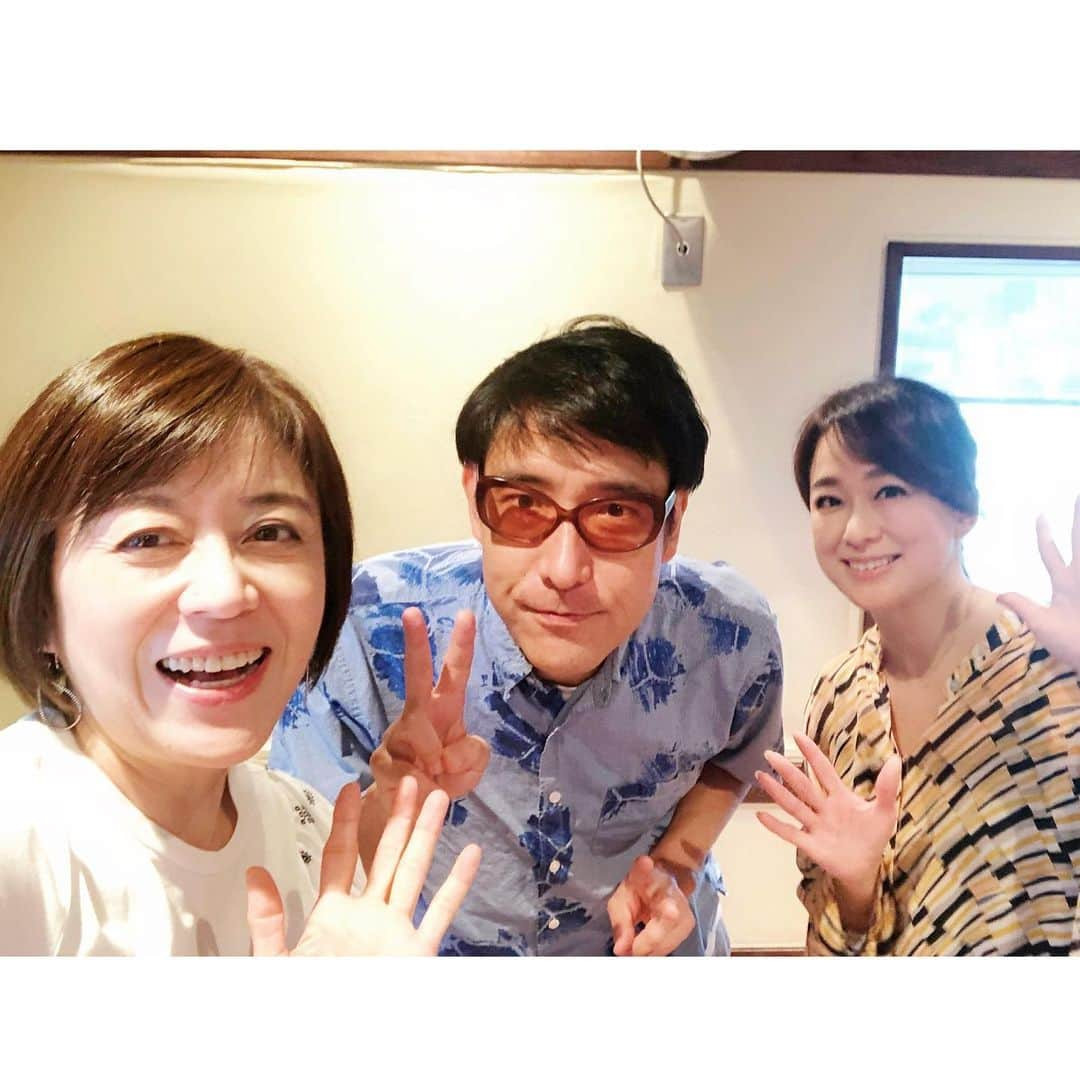 やすみりえさんのインスタグラム写真 - (やすみりえInstagram)「先週金曜日はNHKラジオ『ごごカフェ』にお招き頂きました♡ 「ごごカフェ川柳句会」と題してお届けしたひととき、リスナーの皆さまからもたくさんの作品を頂戴しました✍️💕 本当にありがとうございます😊  前回に続き、またまた楽しげに川柳にトライして下さった #小宮山雄飛　さんありがとうございます😊  ごごカフェ店長のNHKアナウンサー #武内陶子　さん　お会いできて幸せ😊  3人でごごカフェ句会用の柳号も持ちました！  ・小宮山さん→サンセット雄飛 ・武内アナ　→ありがとうこ  ・りえ→メルシーりえ　(笑)  今回の放送はネットラジオ「らじる☆らじる」で1週間の聞き逃し配信もあります！  #川柳#ことばの力#ことのは#575 #川柳を広めよう #句会 #ごごカフェ#nhkラジオ」9月4日 10時54分 - rie575kotonoha