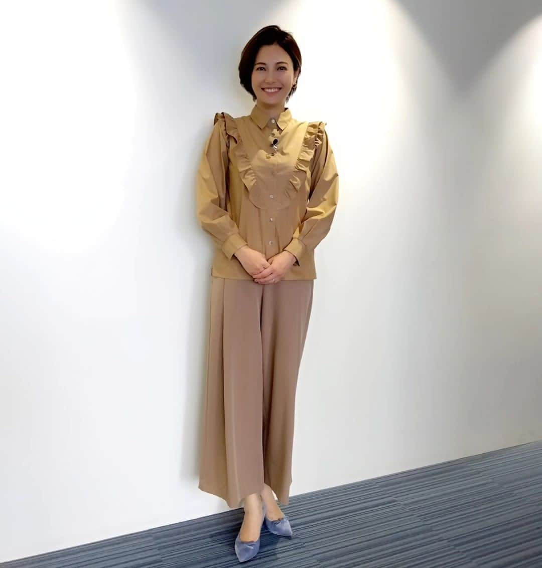 梅田陽子のインスタグラム：「あっという間に９月  #草野仁の名医が寄りそうカラダ若返りtv  秋ですね🍁 まだまだ暑いけれど  9月放送回は体操したりしたので この時はパンツスタイルでした。  秋はなんか淋しくなる人です ずっと夏がいい😂😂  ピアス @abiste_official  パンプス @dianashoespress  お洋服も 靴もスウェードで秋ですね。  スタイリストの由紀子さんから 「梅ちゃんのメイク💄 今日なんか違うね」って 言っていただいて。  メイクのあゆみさん ファンデやら土台を秋仕様に マットな感じに してくださっていました✌  皆さんいつもありがとうございます😊  #BS朝日 #健康番組 #人生120年 #予防 #健康 #健康美 #セントフォース #アナウンサー #キャスター #MC #梅田陽子 #年中暑いのが好き #☀  #☀️☀️☀️☀️」