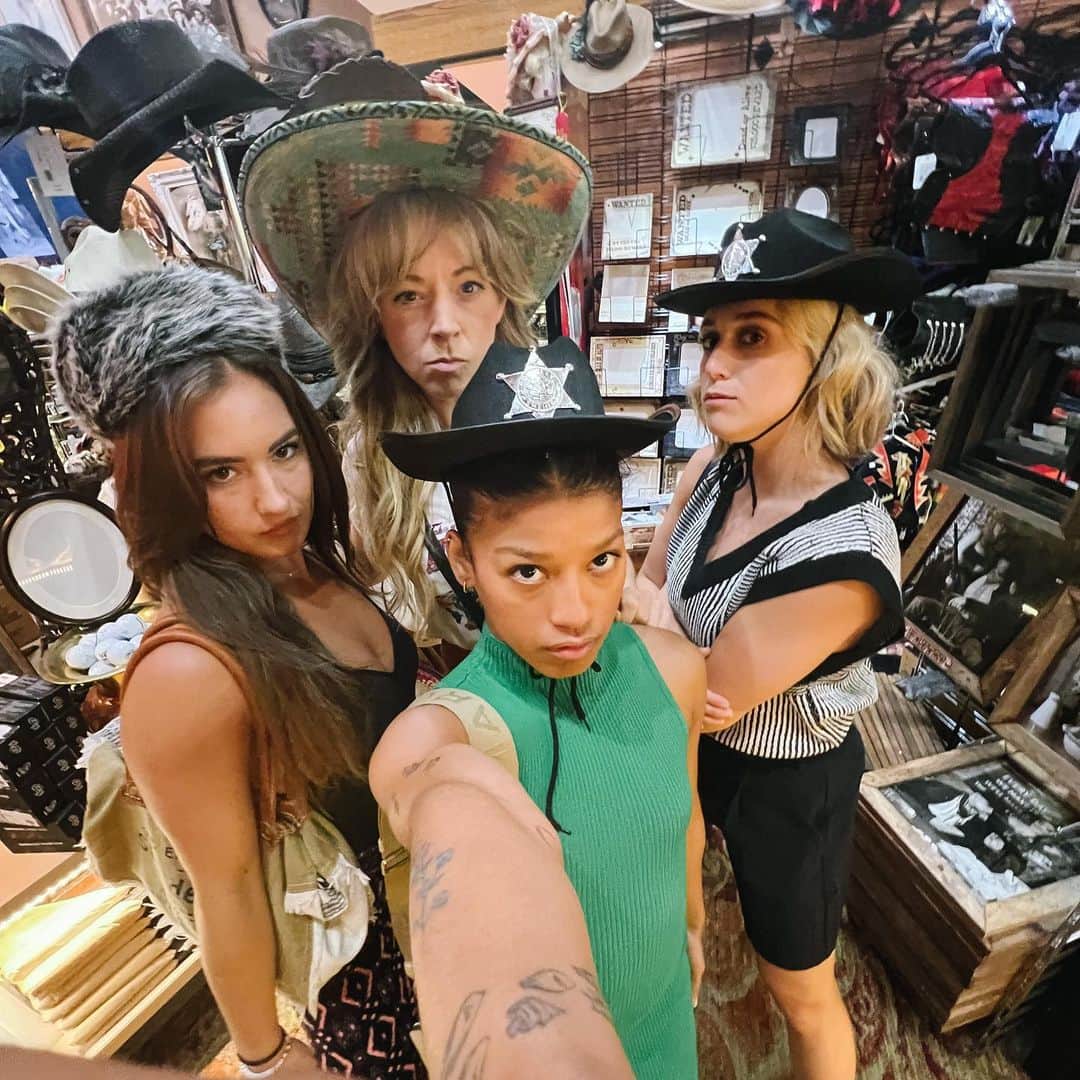 リンジー・スターリングのインスタグラム：「Sharing the stage and a bus and snacks with these crazies for the last 6 weeks has been a true joy. Look out world, their back on the loose.」