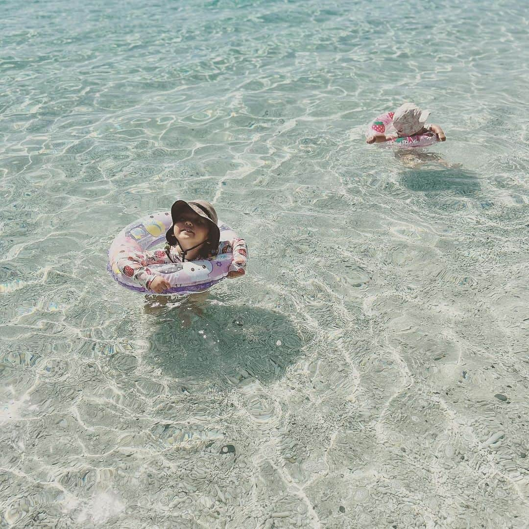 KIKIのインスタグラム：「夏休み 沖縄の座間味島へ🏖️✨  以前 毎夏 サバニレースに出ていたので いっときは頻繁に訪れていた島だけど 10年以上ぶりに今回は家族と うちの末っ子とおなじ2歳の男の子のいる家族と一緒に過ごした  やっぱり海がびっくりするほど綺麗で それだけでなく星空もびっくりするくらい綺麗で 流れ星もたくさん見られた 島ののんびりした空気感も好き  とはいえ いろいろのんびりしているからか 実はハプニングもいっぱいあって チェックインしようとしたら宿の予約が取れていなかったり（泊まれたし 後々 実はちゃんと予約が入っていたことがわかった からくり） 夕飯を予約していた居酒屋（前もって予約しておかないと本当に困るのだ）は 店主が急病で当日にキャンセルになったり やはり他はどこも予約がとれず 困った〜💦と 島の唯一の商店105ショップ（通称マルゴー）で買い出し それも楽しく そんなこんなしているうちに 一店から席が空きました！と連絡が入って 買い込んだビールどーすんだ みたいな（あとで星空眺めながら飲んだけど）  いろいろあったけど トータルで思い出深い滞在に ちょうど末娘の誕生日だったしね おめでとう＆ありがとう🥰 #座間味ブルー」