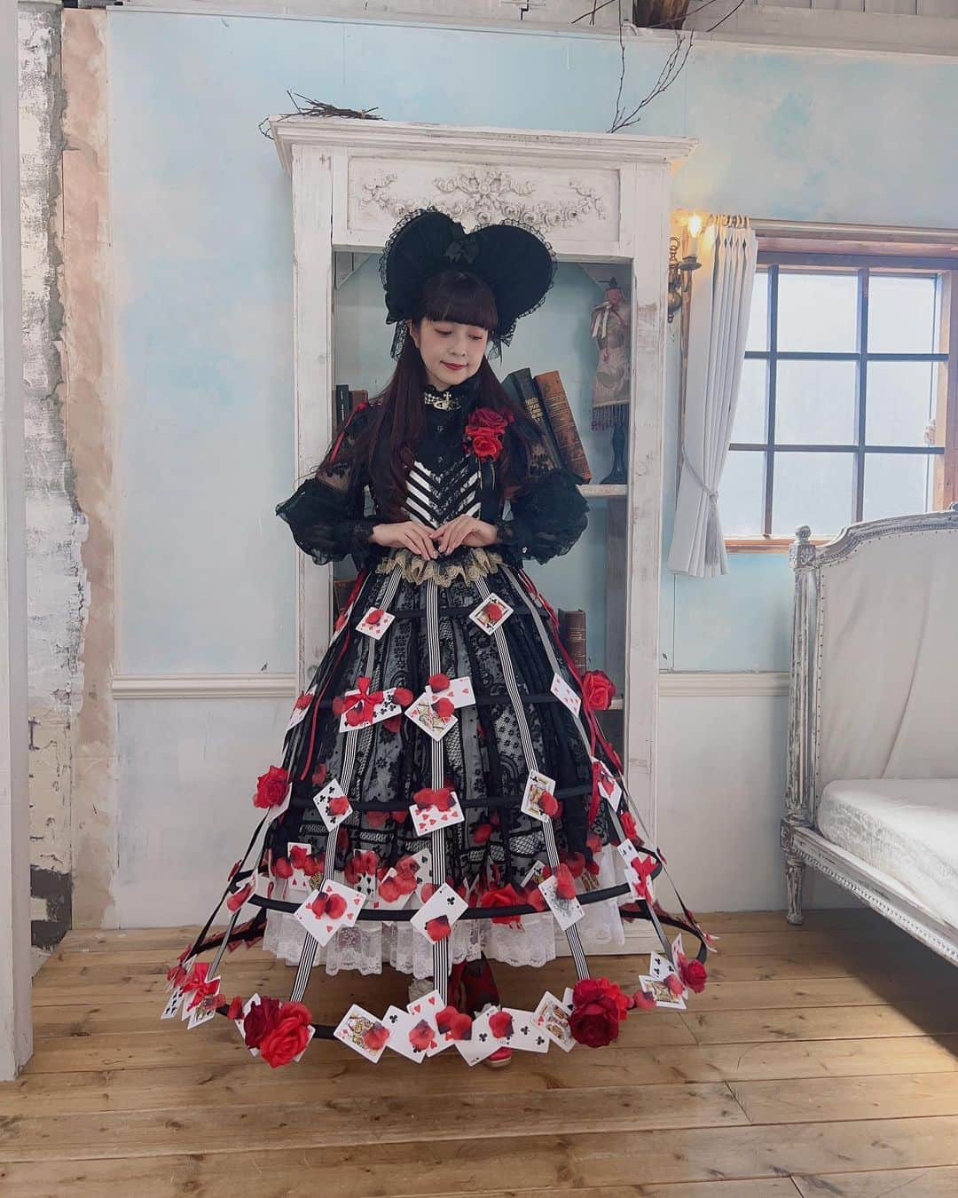 青木美沙子さんのインスタグラム写真 - (青木美沙子Instagram)「トリプルさんの撮影🌹 トランプいっぱいでした💕 ハートの女王みたいっ‼️」9月4日 10時57分 - misakoaoki