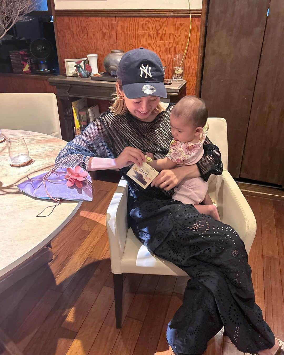 のインスタグラム：「. 👶と🐱 お互いキョロキョロ見合っててかわいかった😂  たくさんお散歩して疲れたから ZEROチョコをおやつに。 このチョコレート大好きで我が家の冷蔵庫には絶対置いてあるの。  糖質ZEROのチョコってどうなの？ って思う人多いかもしれないけど このZEROシリーズは本当に美味いの🍫 子供にも安心して食べさせてあげられる👧🏽  ※食品表示基準に基づき糖類0.5未満（100g当り）を糖質0としてます。砂糖は食品表示基準における糖類に該当します。 ※糖類は糖質の一部です。本品は糖質を含みます。  #タイアップ#ロッテ#ロッテzero#砂糖・糖質ゼロ#美味しいトコだね残してゼロにして」