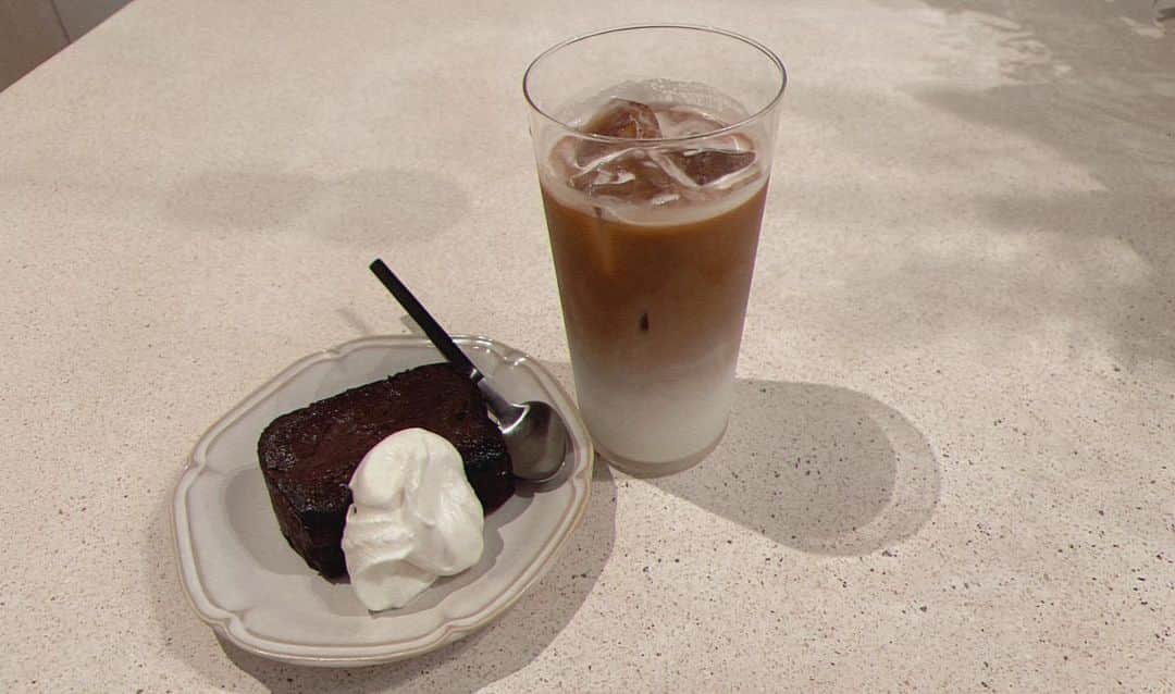 のインスタグラム：「夏休みも終わって やっと朝からゆっくり 自分時間。  この時間がずっと続けばいいのになぁ。笑。」