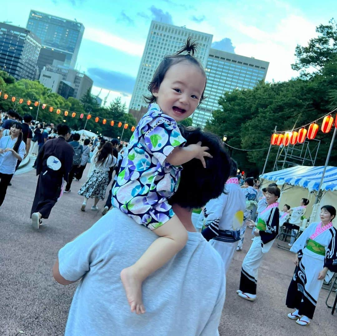 越智千恵子さんのインスタグラム写真 - (越智千恵子Instagram)「我が家の夏の思い出2023大賞は、日比谷公園で行われたスターウォーズ大盆踊り大会！帝国のマーチにのせて踊る盆踊り(2つ目の動画参照)に大人達は大興奮＆千ちゃんは唖然としていました笑笑 怖いよね〜😂  #夏の思い出#2023#盆踊り #日比谷公園#スターウォーズ#帝国のマーチ  #ダースベイダー#ストームトルーパー#アソーカ#センチャン」9月4日 10時59分 - chieko_0224