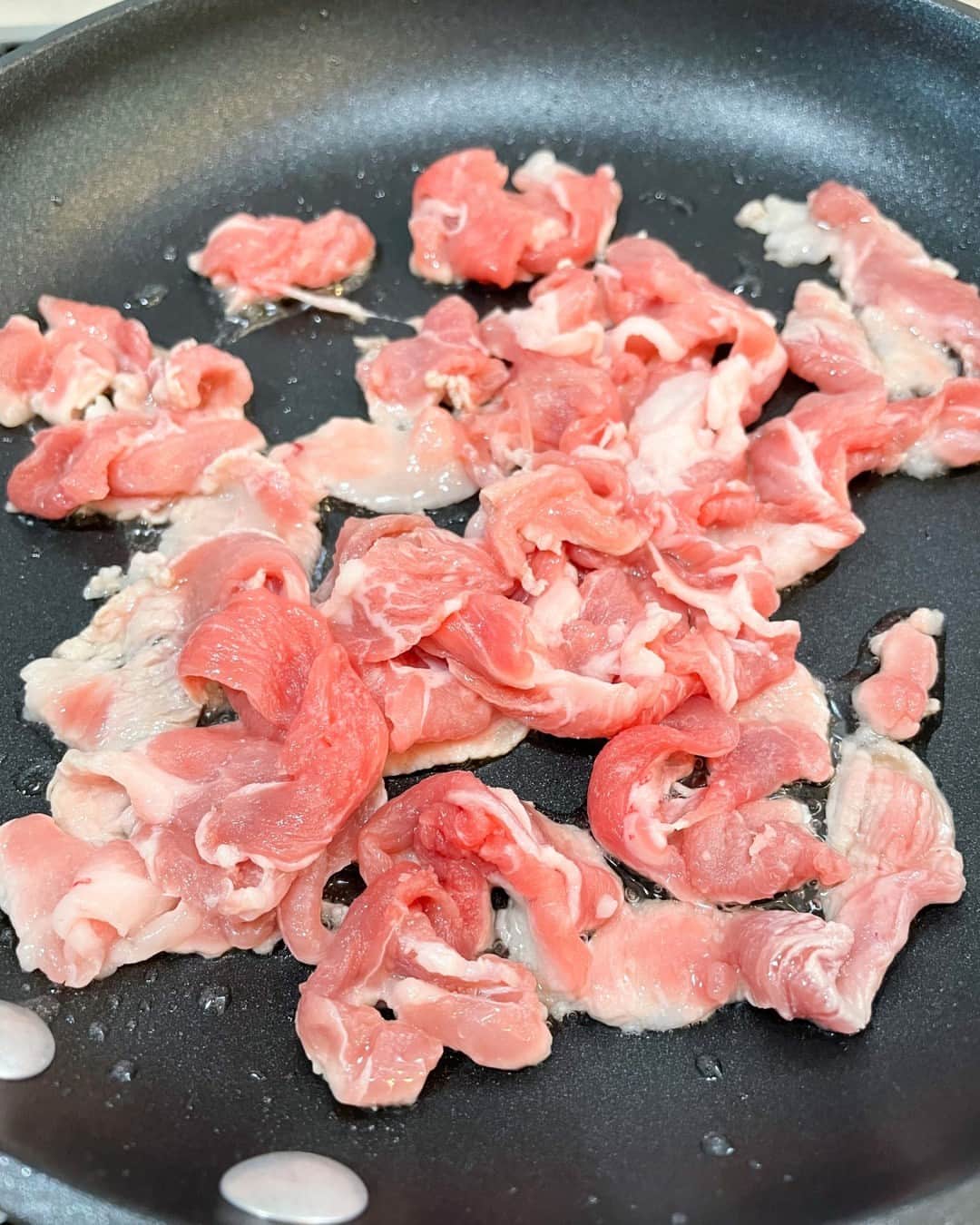 おうちごはん編集部さんのインスタグラム写真 - (おうちごはん編集部Instagram)「【#豚肉と夏野菜の辛みそ炒め】#レシピあり▼  手早くちゃちゃっと作れる炒め物でスタミナアップ‼ 夏野菜にお肉やお魚などのタンパク質を組み合わせて夏バテ対策を👍  辛みその味付けが食欲をそそります😋  --------👇レシピ👇---------  豚肉と夏野菜の辛みそ炒め  ▼材料（2人分）  ・豚肉（小間切れ）……150g ・ゴーヤ……1/3～1/2本（10cm程度） ・とうもろこし……1/2本 ・塩……1～2つまみ ・酒……大さじ1  【A】 ・みそ……大さじ1 ・みりん……大さじ1 ・豆板醤……小さじ1 ・おろししょうが……小さじ1 ・おろしにんにく……少々  ・太白ごま油……大さじ1  ▼作り方  1. ゴーヤはワタをのぞき、スライスして分量外の塩2つまみをまぶす。10分以上おいてからさっと水で洗い、ペーパーでふく。とうもろこしは実を外す。ひげの柔らかい部分は捨てずに細かく切る。Aを混ぜ合わせる。  2. フライパンに太白ごま油を入れて熱し、豚肉を入れて炒め、ゴーヤ、とうもろこし、塩、酒も加えて炒める。  3. 具材すべてにおおかた火が通ったら、Aを加えて炒め合わせる。  💡とうもろこしのひげは、おいしくいただくために黒く硬い部分はのぞき、青くやわらかい部分のみを使ってください。  recipe & photo by @miyukichizuka  🔽「豚肉と夏野菜の辛みそ炒め」のレシピは、おうちごはんの記事でもご紹介しています！ https://ouchi-gohan.jp/3214/  ------------------ ◆このレシピを作ってみたいと思った方は「保存📄」を、おいしそうと思った方はぜひ「いいね♥」してね😚  ◆ #おうちごはんLover を付けて投稿するとおうちごはんの記事やこのアカウント、おうちごはん発信のトレンドリリースなどでご紹介させていただくことがございます。スタッフが毎日楽しくチェックしています♪  ［staff : まい姉］ ------------------  #おうちごはんlover #おうちごはんラバー #ouchigohanlover #ouchigohan  #おうちごはん #recipe #レシピ #献立 #暮らしを楽しむ #おかず #主菜 #手料理 #手作り料理 #炒め物 #ゴーヤ #辛みそ #ピリ辛 #とうもろこし #豚肉 #豚肉レシピ #夏野菜 #たんぱく質 #スタミナ料理」9月4日 11時00分 - ouchigohan.jp