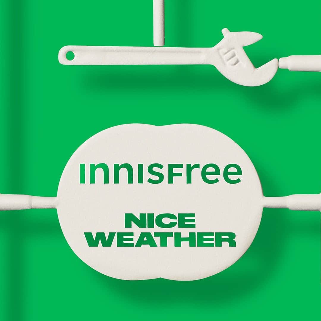 innisfree official (이니스프리) さんのインスタグラム写真 - (innisfree official (이니스프리) Instagram)「이니스프리 X 나이스웨더 ‘𝗦𝗞𝗜𝗡 𝗦𝗢𝗦 𝗥𝗘𝗣𝗔𝗜𝗥 𝗞𝗜𝗧’     여름의 끝에 마주한 *트러블에 놀란 여러분을 위해 #이니스프리 x #나이스웨더 가 제안하는 피부 설명서  *트러블 케어를 시작으로  피부 컨디션 재정비와 급속 수분 충전까지,  피부 고민을 해결해 줄 #스킨SOS리페어키트  유니크한 디자인에 실용적인 ‘리페어 키트 백’ 속  특별한 ‘피부 리페어 키트’를 지금 바로 만나보세요.  📍𝗜𝗡𝗡𝗜𝗦𝗙𝗥𝗘𝗘 𝗫 𝗡𝗜𝗖𝗘𝗪𝗘𝗔𝗧𝗛𝗘𝗥 𝗖𝗢𝗟𝗟𝗔𝗕𝗢𝗥𝗔𝗧𝗜𝗢𝗡 - 나이스웨더 매장(가로수길 / 더현대서울 / 더현대대구 / 현대백화점 판교점) & 온라인몰 (~23.09.14) - 올리브영 강남타운점 팝업(~23.09.30)  For those who are surprised by the *troubles you are facing at the end of summer,  A skincare guide presented by #Innisfree x #Nice Weather  Starting with skin trouble careskin conditioning and quick hydration,#SkinSOSRepairKit that will help clear your skin worries.  Inside the ‘Repair Kit Bag’ with its unique design and practicality Meet the special ‘Skin Repair Kit’ right now.  📍𝗜𝗡𝗡𝗜𝗦𝗙𝗥𝗘𝗘 𝗫 𝗡𝗜𝗖𝗘𝗪𝗘𝗔𝗧𝗛𝗘𝗥 𝗖𝗢𝗟𝗟𝗔𝗕𝗢𝗥𝗔𝗧𝗜𝗢𝗡 -Nice Weather Stores (Garosu-gil / The Hyundai Seoul / The Hyundai Daegu / Hyundai Department Store Pangyo Branch) & Online mall(~9.14) -Oliveyoung Gangnamtown pop-up(~9.30)」9月4日 11時01分 - innisfreeofficial
