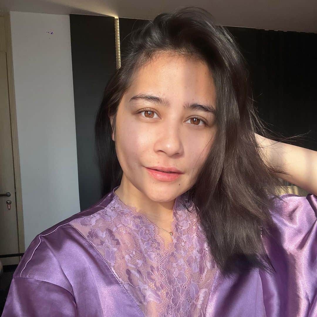 Prilly Latuconsinaのインスタグラム：「Matahari pagi ini lagi bagus sekaliii walaupun langitnya abu-abu 🥹 Gak ada salahnya selfie pagi-pagi. Have a good day everyone!」