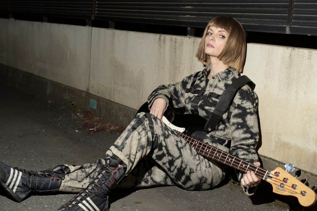 アナンダ・ジェイコブズのインスタグラム：「Bass vibes.  Shot by @toshikazuoguruma in Tokyo.  #nofilter #strobelighting  #fenderbass #boxingshoes #jumpsuit #streetmusician #girlwithguitar #girlwithbass #camo #grunge #Tokyogrunge #女性ミュージシャン #ストリートフォト #bassgirl #streephotography」