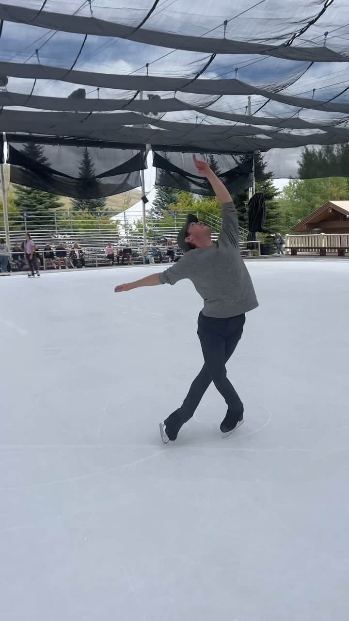 ジェイソン・ブラウンのインスタグラム：「☀️⛸️ @sunvalley   #sunvalley #sun #idaho #usa #outdoors #outside #rink #icerink #skating #figureskating #iceskating #travel #summer #feels」