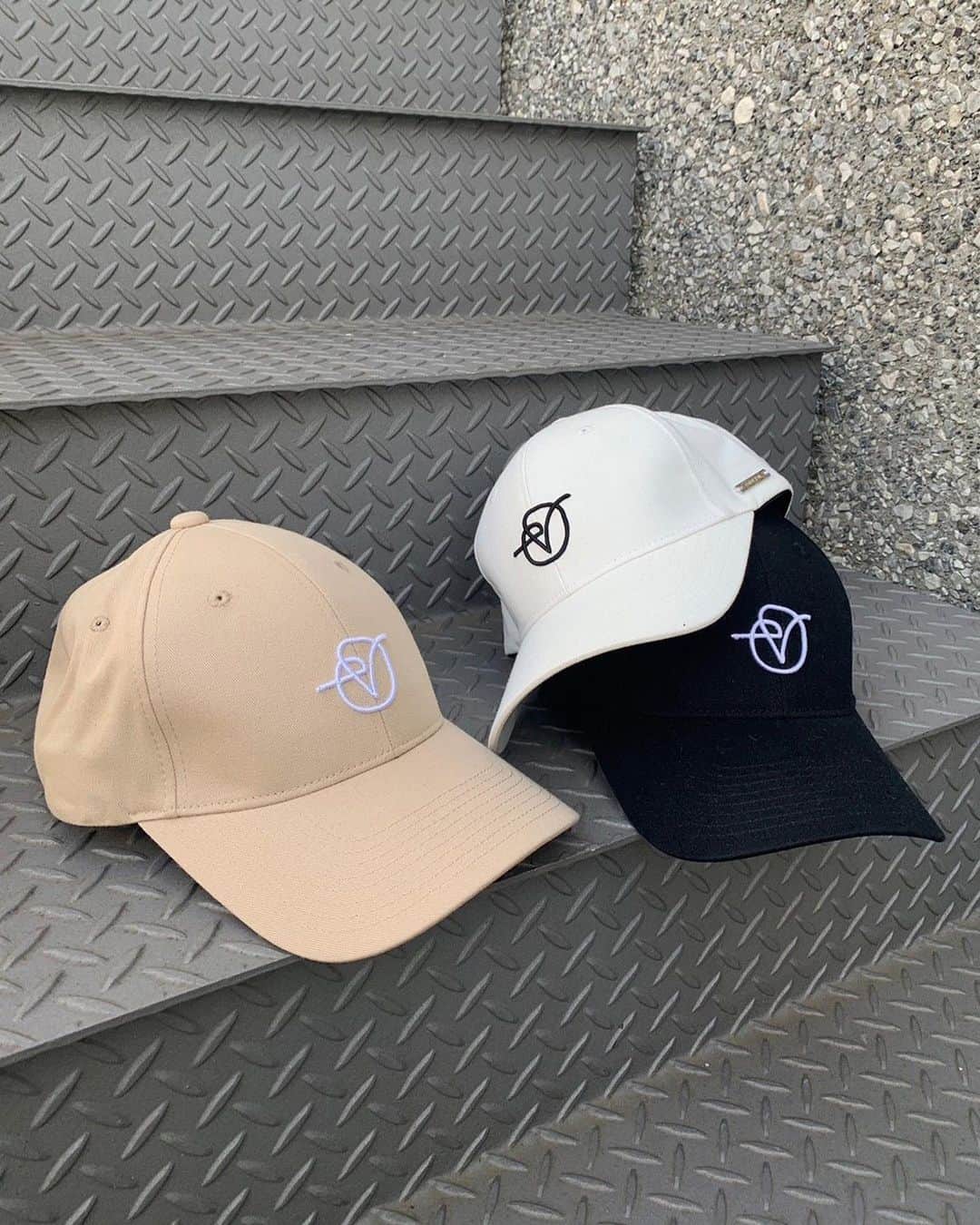 ENVYMのインスタグラム：「【𝐒𝐞𝐩𝐭𝐞𝐦𝐛𝐞𝐫 𝐈𝐭𝐞𝐦】 ⁡  ✔︎︎︎︎e-plate CAP color/WHITE/BEIGE/BLACK price/¥4,290 ⁡ ■ポイント 今シーズンのEロゴを使用したツイルCAPです。 ⁡ ■ディティール 立体刺繍とサイドのシルバープレートが高見えポイント♪ スッキリ見えるシルエットでスタイリング問わず被りやすいです。 ※サイズ調整が可能になっています。 ⁡ ■スタイリング デニムスタイルに合わせてカジュアルスタイルも良し、 綺麗めなスタイリングに外しで使うのもお洒落度UP！」