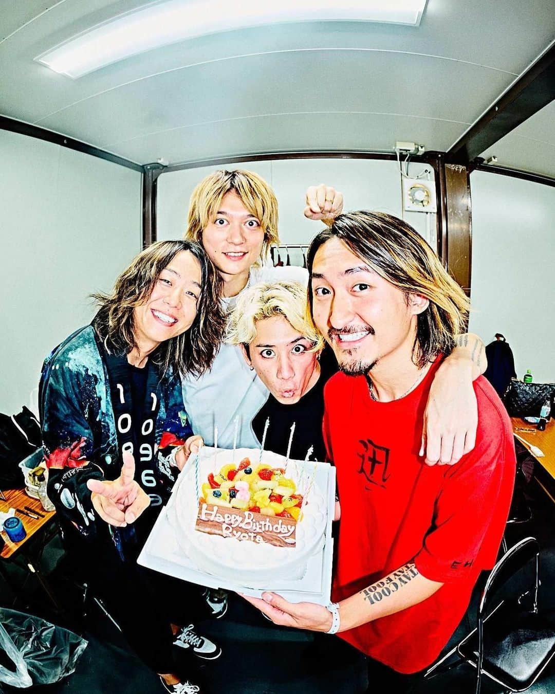 Toru のインスタグラム：「ハッピーバースデー‼︎ @ryota_0809  愛あるバンドマンに囲まれてUVERworldからのフリで顔面ケーキ😂34歳も存分に楽しんでや⚡️⚡️ 📸 @hamanokazushi  #1chancefestival2023」