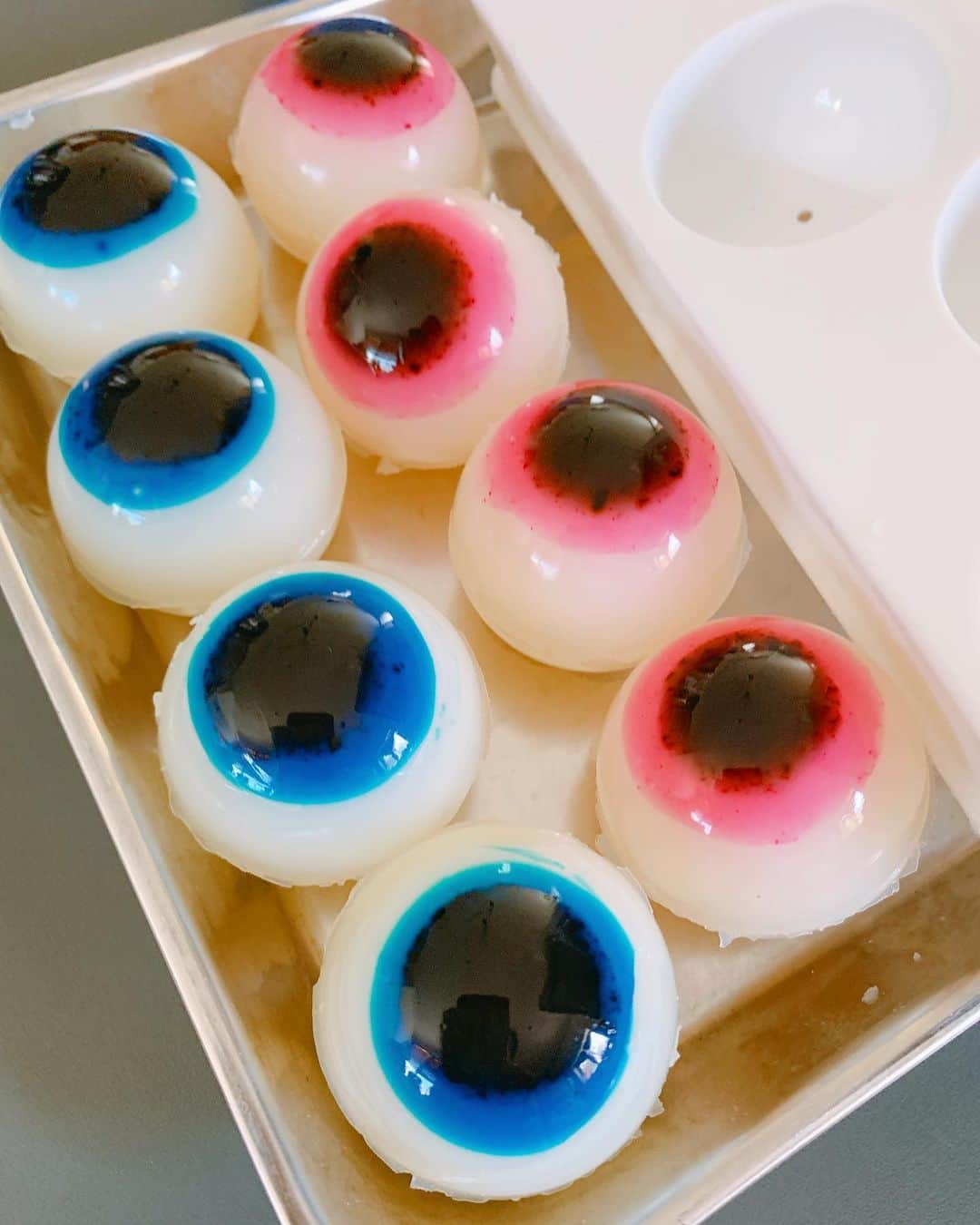 森崎友紀さんのインスタグラム写真 - (森崎友紀Instagram)「Diner ダイナー19巻の撮影で、目玉をたくさん作りました。紫や赤やブルーも作ってみました。こう見えてミルキーなカルピス味(^^) 丸い製氷皿を使いました。  子供達「めんたまだ〜美味しい〜」と盛り上がってました。 ハロウィンのお菓子におススメ。  #森崎友紀#料理#cooking#手作り#Diner#ヤングジャンプコミックス#ダイナー#ダイナー19巻#ボンベロ飯#めんたま#ハロウィンのお菓子」9月4日 11時37分 - morisakitchen