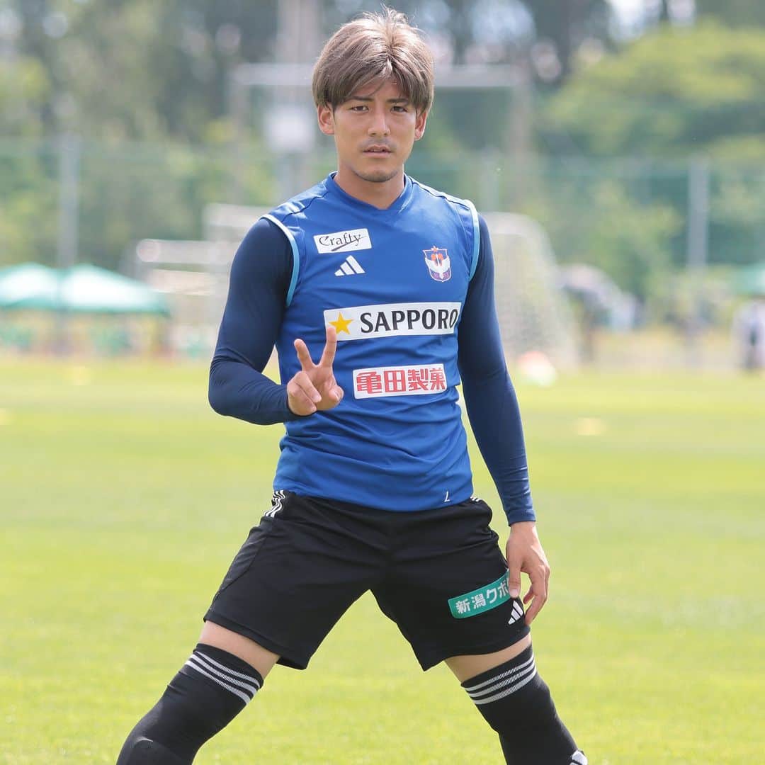 のインスタグラム：「選手の練習風景をお届け❣ 今日の一人目は＃新井直人選手😎 練習中も男前な様子🔥 何枚目の新井選手が好きですか❓ #albirex #アルビレックス新潟」