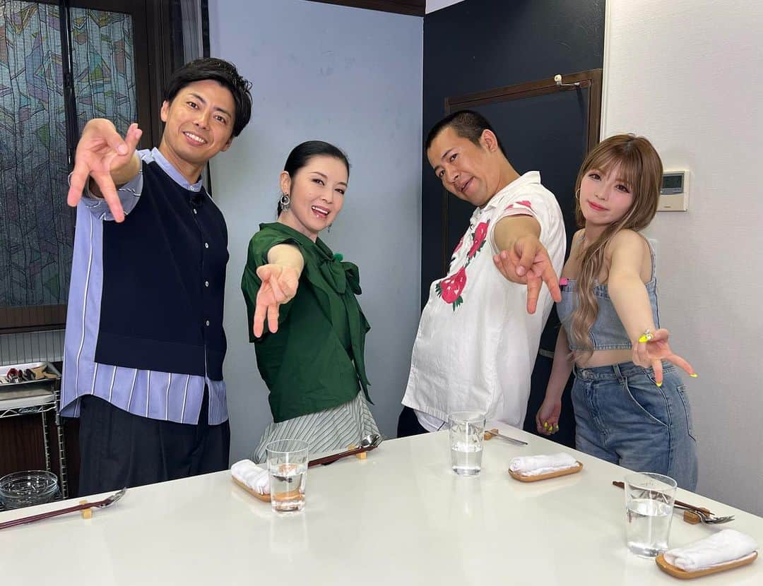 藤あや子のインスタグラム：「このあとすぐ 『ヒルナンデス』 コストコ食材でアレンジ料理しましたよ〜✨ 参考にして頂ければ幸いでございます🙏🏻  ゆいちゃみちゃん直伝のギャルピース✌🏻yeeeah  #ヒルナンデス #コストコ #アレンジレシピ」