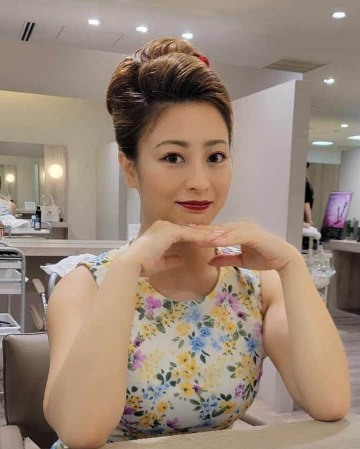 小野友葵子さんのインスタグラム写真 - (小野友葵子Instagram)「【一昨日のヘアメイク】  一昨日の ーーーーーーーーーーーーーーー 小野友葵子デビュー15周年記念 🎈初全国ツアー🎈 ～ありがとう、愛する友よ～ ーーーーーーーーーーーーーーー  🌟東京公演🌟  お越しくださった皆様、 ありがとうございました。❤   ヘアメイクはこちら。💄   いつものくるくるヘアではなく、 今回は、大人な感じのアップ。✨  『ティファニーで朝食を』のオードリーヘップバーンのように...とお願いしました。😁💕  いつもヘアメイクして下さる阪さん、瀧澤さん、ありがとうございました～！❤   コンサートの様子は、また写真をいただいたらアップさせていただきますね。🎶  ｡.｡:+* ﾟ ゜ﾟ *+:｡.｡:+* ﾟ ゜ﾟ *+:｡.｡ 🎵2023/7/2（日）14：30 ムラマツリサイタルホール新大阪（大阪公演） 🎵2023/7/16（日）13：00 ザ・ルーテル・ホール（札幌公演） 🎵2023/9/2（土）13：30 すみだトリフォニー小ホール（東京公演） 🎵2023/11/5（日）14：00※振替 レソラホール（福岡公演） https://ameblo.jp/onoyukiko/entry-12815801256.html  🎵2023/9/12（火）15:00 酵素クレープ専門店クレープアリサ東京 https://ameblo.jp/onoyukiko/entry-12816336256.html  📻2023/9/16（土） 動画配信型ラジオレギュラー冠番組 『小野友葵子のBella Serata‼』 第1、第3土曜日 21：00～21：50生放送中 https://ameblo.jp/onoyukiko/entry-12818920540.html  🎵2023/10/12（木）15:00 酵素クレープ専門店クレープアリサ東京  🎵2023/10/13（金）18:15 東京芸術劇場コンサートホール https://ameblo.jp/onoyukiko/entry-12816806430.html  💿小野友葵子コラボ参加CD発売中！ https://ameblo.jp/onoyukiko/entry-12800332342.html  🎼小野友葵子プロデュース若手オペラ歌手グループ『I  BOCCIOLI』メンバー募集中！ https://ameblo.jp/onoyukiko/entry-12800609513.html ｡.｡:+* ﾟ ゜ﾟ *+:｡.｡:+* ﾟ ゜ﾟ *+:｡.｡ 🌹HP https://www.onoyukiko.com/ 🌹ブログ http://ameblo.jp/onoyukiko 🌹Instagram（yukikoonosoprano） https://www.instagram.com/yukikoonosoprano/ 🌹Twitter https://twitter.com/yukiko_ono 🌹YouTube（YukikoOno小野友葵子） https://www.youtube.com/user/VitaRoseaYukikoOno 🌹小野友葵子のコンサートってどんな感じ？ https://youtu.be/bWges5LlLnw ｡.｡:+* ﾟ ゜ﾟ *+:｡.｡:+* ﾟ ゜ﾟ *+:｡.｡  #ヘアメイク #コンサートメイク #コンサートヘアメイク #アップスタイル #エレガントヘア #ティファニーで朝食を #オードリーヘップバーン #全国ツアー #東京公演 #すみだトリフォニー小ホール #ソプラノ歌手 #オペラ歌手 #オペラ #錦戸部屋女将 #バラ好き #パンダ好き #ミラノ #イタリア #ラジオパーソナリティー #プロデューサー #若手アーティスト支援 #デビュー15周年」9月4日 11時33分 - yukikoonosoprano