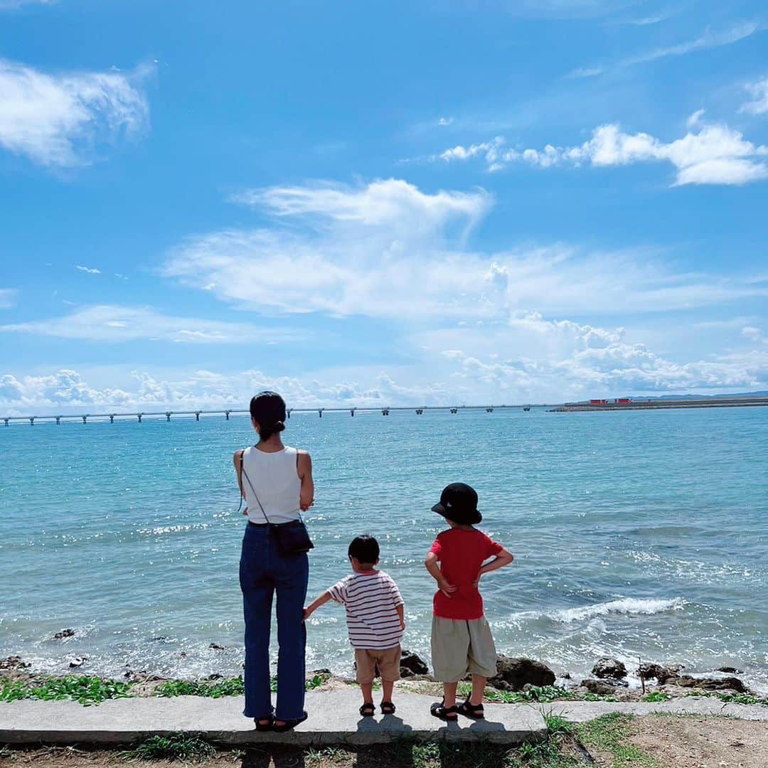 安田美沙子さんのインスタグラム写真 - (安田美沙子Instagram)「沖縄の投稿もこれでおしまい。  しばらくは色んなことに集中するぞー！！  子供たちが、小さくて、ママーってそばにいてくれるのも貴重な時間。  幼い感じも段々抜けて来て、寂しくもあるけれど、おっちょこちょいな私を助けてくれると信じて。  旅行は、大好きな存在を近くでじっと見れて幸せでした🌺  また、時間ができたらいこう。  最終日は、以前コラボさせて頂いたウミカジテラスの鯖バーガーの @mkcafe_okinawa へ。。  みなさんにも会えて、沖縄移住が羨ましくなった🌺  美しい景色、ありがとう。。。 にふぇーでーびる！ (あってる？)  #okinawa」9月4日 11時33分 - yasuda_misako