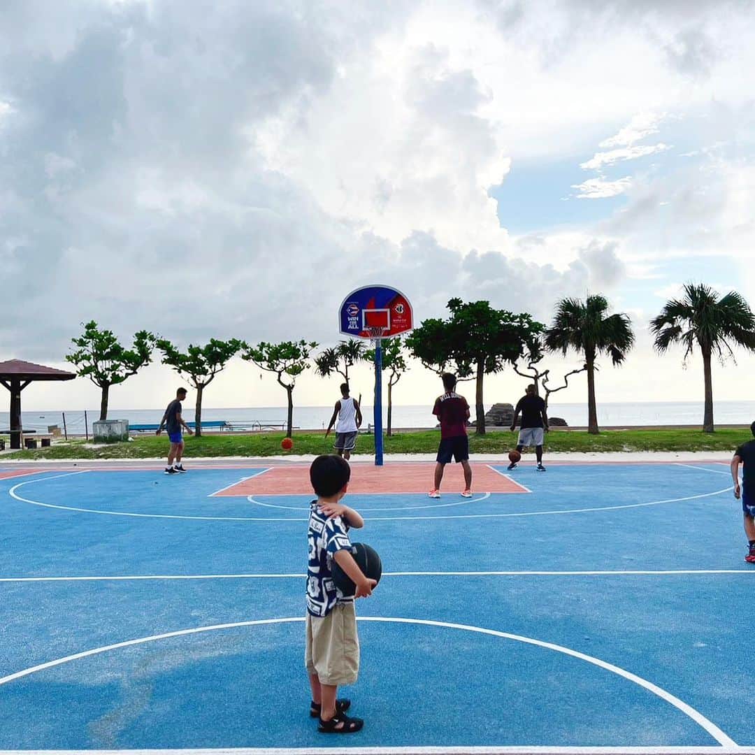 安田美沙子さんのインスタグラム写真 - (安田美沙子Instagram)「沖縄の投稿もこれでおしまい。  しばらくは色んなことに集中するぞー！！  子供たちが、小さくて、ママーってそばにいてくれるのも貴重な時間。  幼い感じも段々抜けて来て、寂しくもあるけれど、おっちょこちょいな私を助けてくれると信じて。  旅行は、大好きな存在を近くでじっと見れて幸せでした🌺  また、時間ができたらいこう。  最終日は、以前コラボさせて頂いたウミカジテラスの鯖バーガーの @mkcafe_okinawa へ。。  みなさんにも会えて、沖縄移住が羨ましくなった🌺  美しい景色、ありがとう。。。 にふぇーでーびる！ (あってる？)  #okinawa」9月4日 11時33分 - yasuda_misako