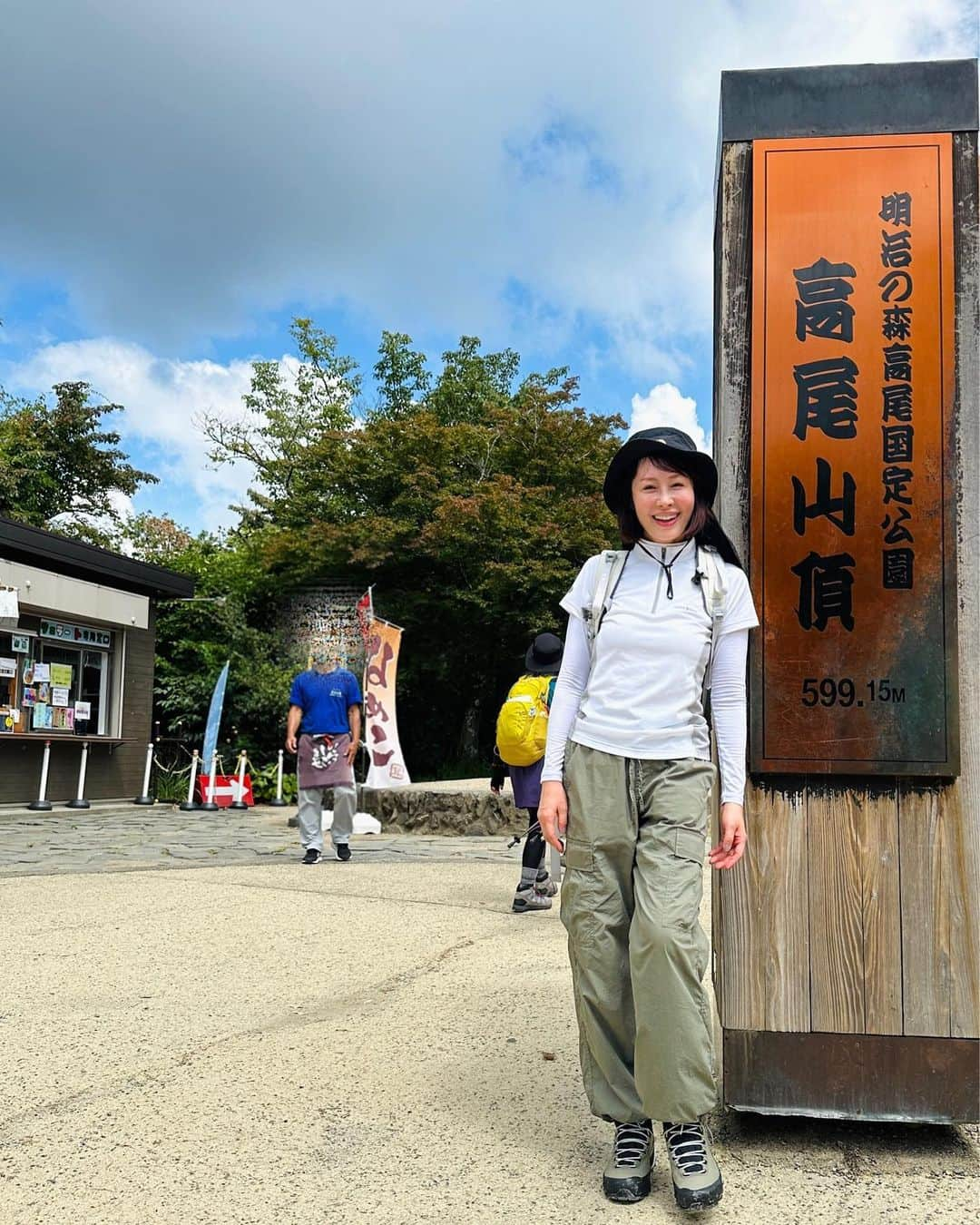 藤井美加子のインスタグラム：「⛰️🥾🎒 2度目の山行 #高尾山 🙋‍♀️ 登山靴とリュックを揃えて参戦しました！  大人の山岳部、次回は奥多摩。 来年の尾瀬に向けて一歩づつ進みます🚶‍♀️  #山行 #登山コーデ  #山ガール #登山初心者  #50代の挑戦」