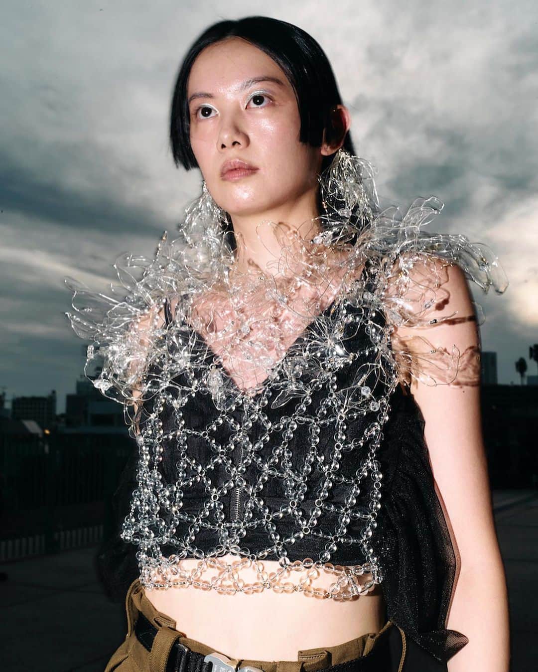 WWDジャパンさんのインスタグラム写真 - (WWDジャパンInstagram)「コレクション・リポート：「ミューラル」涙でかすむフラワードレス　夢で再会した亡き父との記憶  村松祐輔と関口愛弓のデザイナーデュオによる「ミューラル（MURRAL）」は、2024年春夏コレクションのランウエイショーを「楽天 ファッション ウィーク東京（Rakuten Fashion Week TOKYO）」内で30日に発表した。  この日は1年の中で満月が最も大きく見える“スーパームーン”と、1カ月に2度目の満月“ブルームーン”が重なる“スーパーブルームーン”の前日。会場の国立競技場 2階のテラスは、その特別な月を望める絶好のロケーションだった。  今シーズンのコレクション制作は、村松デザイナーが中学時代に永別した父との夢の話から始まったという。「幼い頃に父と一緒に海に行った記憶が夢になって出てきた。浜辺で手をつなぎながら歩き、話すこともできた。夢から覚めても、背中越しの光や風のにおいが鮮明に記憶に残った。夢だと気が付いて涙が出たが、父親に会えた喜びで多幸感に溢れていた」と村松デザイナーは明かす。今季はその感情、“EUPHORIA（多幸感）”をテーマに掲げた。  コレクションでは、村松デザイナーの夢の情景を描いている。ぼんやりした夢の中の出来事や、涙でぼやけた視界のように、“にじみ”や“かすみ”の表現を多用。象徴的なのは、涙や海を連想させる青いマーブル柄のドレスだ。これは群馬・桐生の職人によるアイスダイ（氷染め）で、色をのせた氷が溶けるとにじんだ柄に染まっていく技法だ。「僕らから絵柄のデザインを渡さずに、職人の方に父との思い出や夢の話を共有することで仕上げてもらった」と村松デザイナー。夢が一人一人異なるように、1点1点異なる染めの模様になるのだという。  コラム全文は @wwd_jp プロフィールのリンクから  PHOTO：KO TSUCHIYA  #ミューラル#MURRAL#RakutenFWT#RFWT#rfw#rfwtokyo#fashionweek#fashionweektokyo#tokyo#rakutenfashionweektokyo#rakuten#fashionweektokyo#fashionshow#fashionrunway#東京#東京コレクション#東コレ#楽天#楽天ファッションウィーク#ファッションショー」9月4日 11時43分 - wwd_jp
