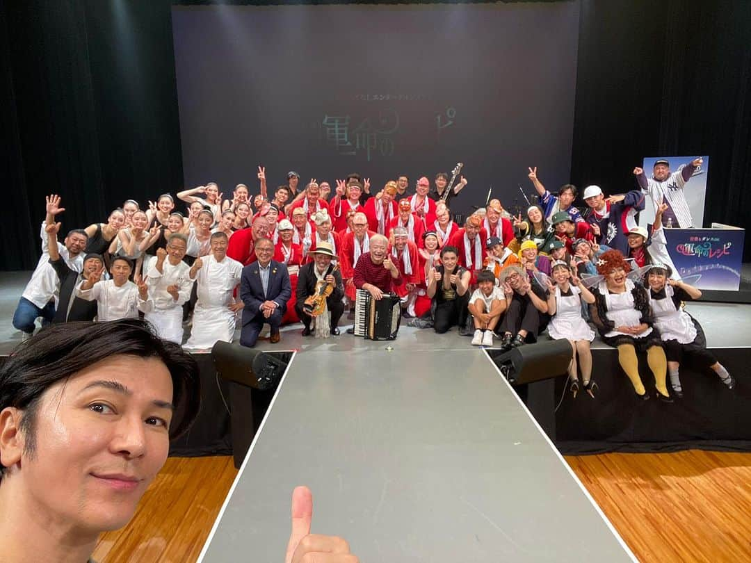 武田真治のインスタグラム：「2023.9.3. #宮崎県 #日向市 の市文化交流センター大ホールでの食と音楽とダンスによる舞台「#運命のレシピ」大盛況大成功でした！！ ご観劇頂いた皆様ありがとうございました♪ アコーディオニスト#coba さんの脚本・演出の元、世界的バイオリニスト#古澤巖 さん、ダンスアーティストで演出振付家の#西島数博 さんと#伊達バレエ 団、地元歌手#小田加奈子 さん、ピアニスト#富山里紗 さん、#橘ひょっとこ踊り 保存会、ダンサー#Khacy さんとストリートダンサーズ、俳優の#深沢敦 さんと#小椋あずき さん、#落合務 さん#鈴木弥平 さんら5人のイタリアンスターシェフ達などなど、超一流の方々とご一緒できて、とても学びのある時間となりました！僕も精進致します☝︎ ありがとうございました٩( ᐛ )و #武田真治」