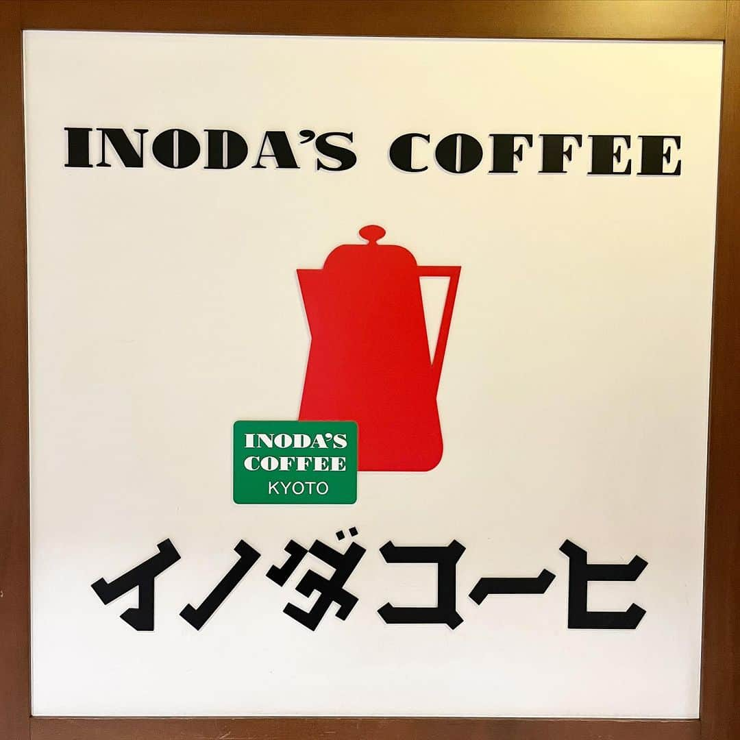 カジヒデキさんのインスタグラム写真 - (カジヒデキInstagram)「一昨日のセカロイ20周年で僕のサポートをしてくれた古川太一くんと佐藤寛くんのKONCOSのライブは、京都メトロで夜の部でした✨コロナもあり久しぶりに彼らのライブを観ましたが、大感動でした✨❄️演奏も動きもキレッキレで、愛に満ち溢れたライブで、コンコス恐るべしと号泣しながらホテルに帰りました☺️。早朝からの車移動とライブで、残念ながらホムカミさんやSeussさんなどのライブやDJは観られませんでしたが(残念)、朝まで最高なパーティーが続いたことと思います✨きっとあの頃のように！！翌朝は始発の新幹線で帰京。短くも濃厚な京都の一日でした🌈🌈  #カジヒデキ #堀江博久 #コンコス  #セカンドロイヤルレコーズ  #secondroyal #20周年 #磔磔 #京都 #halfby #zest #seuss」9月4日 11時50分 - hideki_kaji