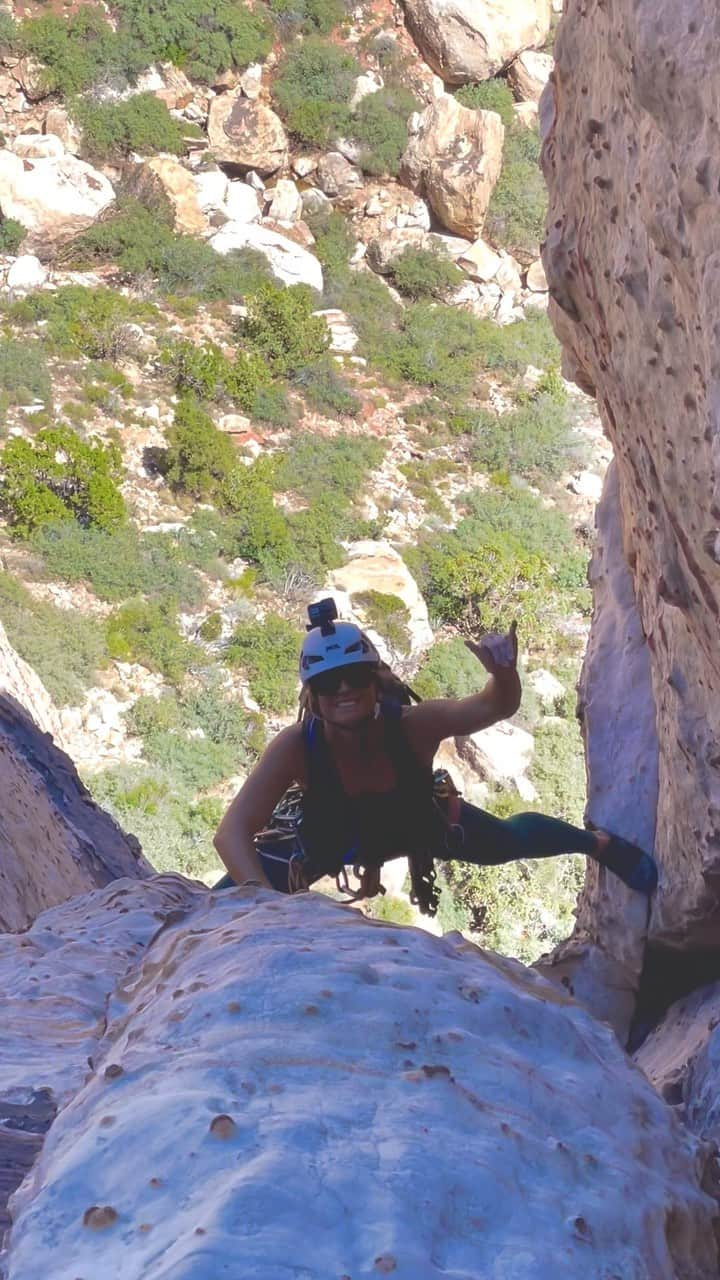 コートニー・コンローグのインスタグラム：「Throwing SHAKAS mid climb!!! 🧗‍♀️ cheeee hoooo!   #climbing #rockclimbing」