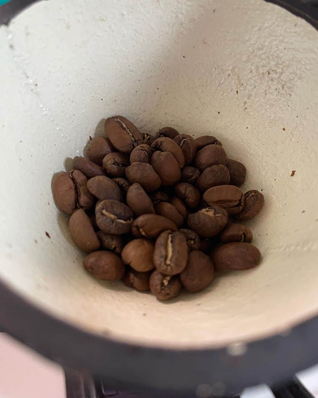 小林亜里紗さんのインスタグラム写真 - (小林亜里紗Instagram)「今日からムスメも給食始まり、通常の授業時間。 夏休みが終わった実感がようやく。  #お土産 #いただきもの #ありがとうございます✨ #丸山珈琲 #ブレイクタイム #コーヒー 少しゆっくり豆を挽き、コーヒーを楽しむ余裕が持てるかな？」9月4日 11時56分 - teketekearinko