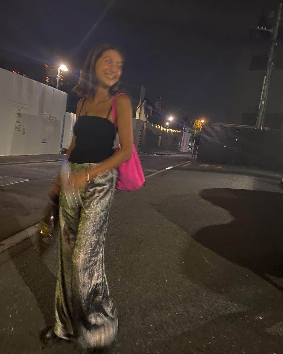 堀舞紀のインスタグラム：「🧠👛🦩🎟  ひっさびさのTOKYO!!  ひっさびさの表参道ww  一瞬だったけど地下から2階に 移動してたCHICAGOもみれたし😎  へへへ。  何より新しく仲間入りした @ayakawasaki さんの bagが可愛くて💘  車にひかれなそうな ピンク色がたまらない🚧🥹  #古着屋 #表参道 #母親服装」