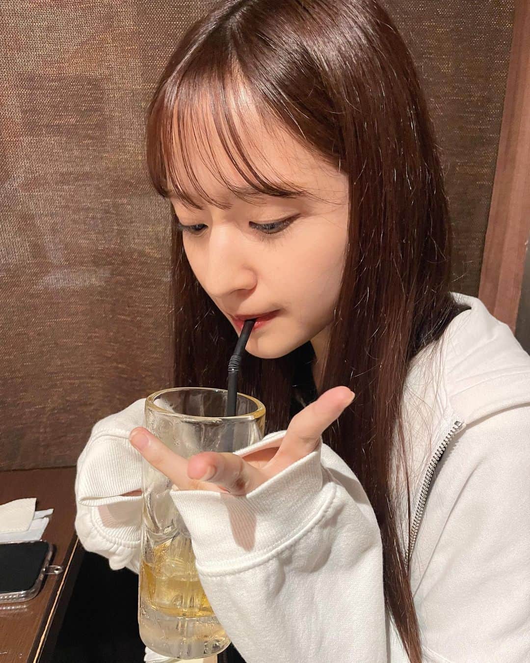 金川紗耶のインスタグラム：「家族で居酒屋へ🏮  #乃木坂46  #金川紗耶  #sayagram  #居酒屋  #妹にいい角度を教えてもらいました #笑笑  #顎を引くのがポイントらしいです😊」