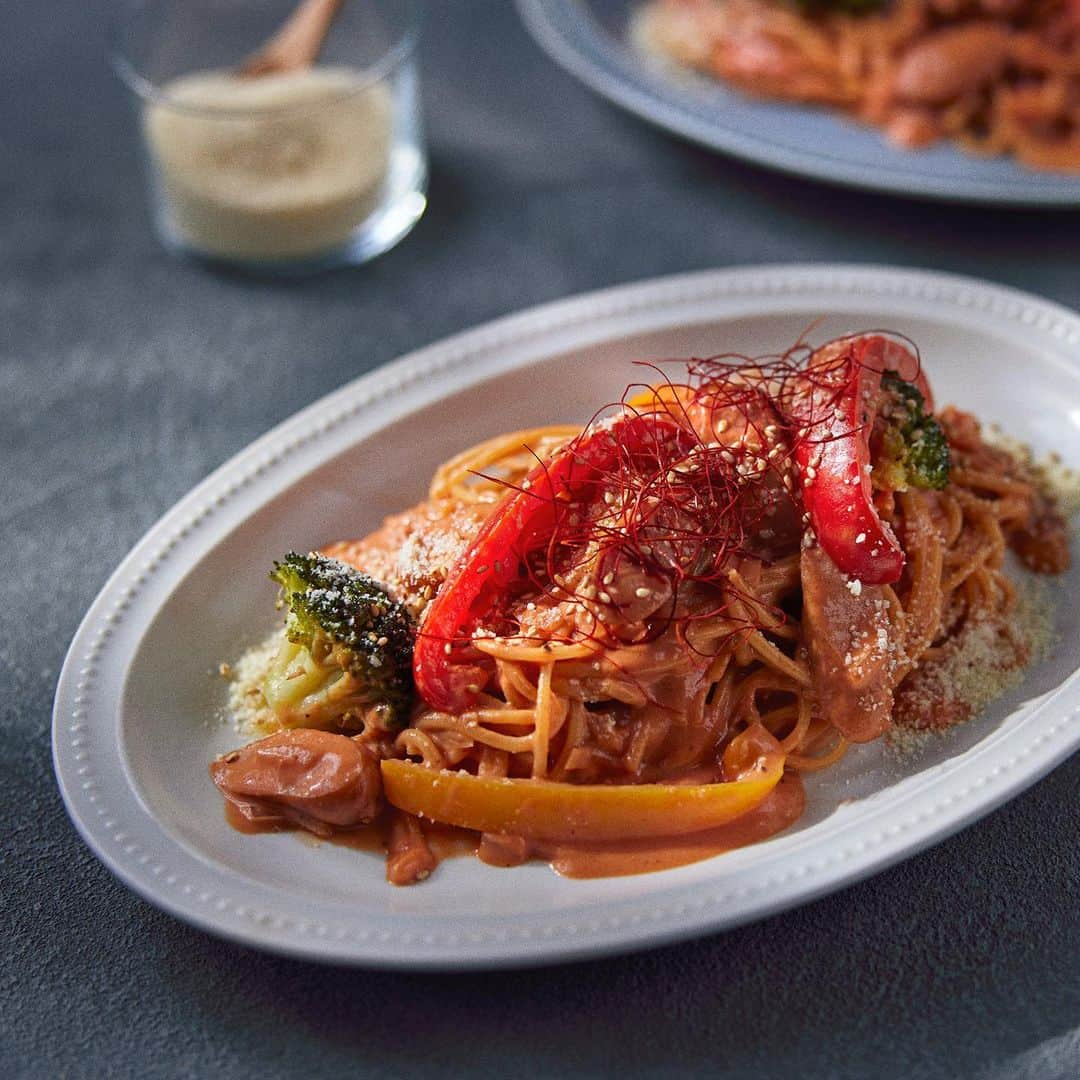 Panasonic Cooking（パナソニッククッキング）さんのインスタグラム写真 - (Panasonic Cooking（パナソニッククッキング）Instagram)「人気の韓国風パスタを、ビストロのワンボウル調理でお手軽に。トマトクリームベースにコチュジャンやオイスターソースなどを加えたロゼソースを和えていただく、ボリューミーな一皿です。 【韓国ロゼソースのソーセージパスタ】 ■材料（2人分） スパゲティ（1.6mm） 160g ソーセージ（斜め切り） 4本（70g） たまねぎ（みじん切り） 中1/4個（50g） ブロッコリー（ひと口大に切る） 1/4株（60g） 赤パプリカ（細切り） 20g 黄パプリカ（細切り） 20g Aおろしにんにく 小さじ1/2 A水 240mL Aオリーブオイル 大さじ2 Bトマトピューレ 100g B生クリーム 80g B塩 少々 Bこしょう 少々 Bオイスターソース 小さじ2（16g） Bコチュジャン 大さじ1（24g） 糸とうがらし 適量 白ごま 適量 粉チーズ 適量 つくり方 ①直径約25cmの耐熱ガラス製ボウルにAを合わせ、半分に折ったスパゲティを方向をそろえて入れる。 ②はしでスパゲティを左右に揺らして水になじませる。その上にソーセージ、たまねぎ、ブロッコリー、パプリカを広げて入れ、ラップをふんわりゆったりかける。 ③庫内中央に置く。（材料を入れたらすぐに加熱する） ［料理集］→［ワンボウルおすすめ］→［パスタ］→［ワンボウルパスタ］→［1.6mm］→［弱］→［スタート］を選んで加熱する。 ④加熱後、すぐに底から全体を混ぜ合わせてほぐし、合わせたBを加えてさらに混ぜ合わせる。 ⑤器に盛り、糸とうがらし、白ごま、粉チーズをふる。 ●早ゆでタイプのスパゲティは使えません。 ----------------------------------------- スチームオーブンレンジ ビストロ NE-UBS10A ※商品の取扱い詳細は、付属の説明書をご覧ください。 #パスタ #ロゼソース #ワンボウル #スチームオーブンレンジ #スチームオーブンレンジビストロ #ビストロとくらす #みてみてビストロのお料理 #ビストロ #パナソニックビストロ #おうちごはん #レシピ #調理家電 #キッチン家電 #パナソニッククッキング #パナソニックと暮らす暮らす #宮木英至 #器好き #器 #panasoniccooking #パナソニック #panasonic」9月4日 11時59分 - panasonic_cooking