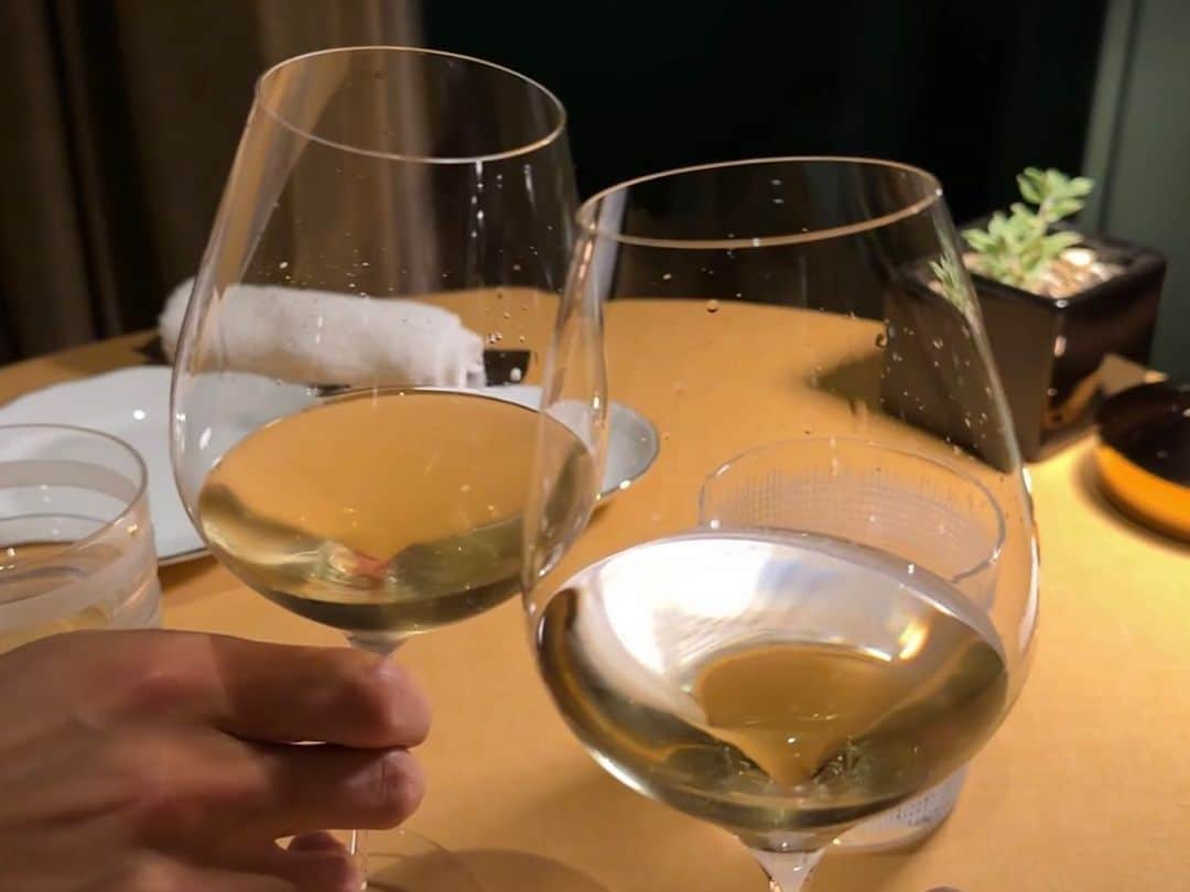 山賀琴子のインスタグラム：「今日18時にホカンスVLOG公開されます🥂 お楽しみに…🤍」