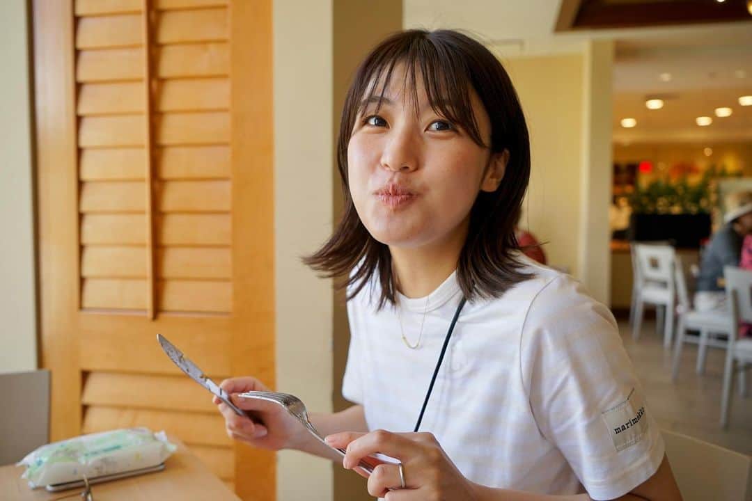 室岡里美のインスタグラム：「⁂  summer vacation  写真が好きな夫が撮影した 基本的にはずっと食べている私の記録。  しばらくお付き合いください。笑  まずは、ハンバーガー。 ビーフ100%の肉肉しいパティに ガツンと酸味がくるピクルスの相性が最高でした。  #summervacation #ハンバーガー #室岡里美  #明日から仕事に復帰します #ちゃんと早起きできるか心配です笑」