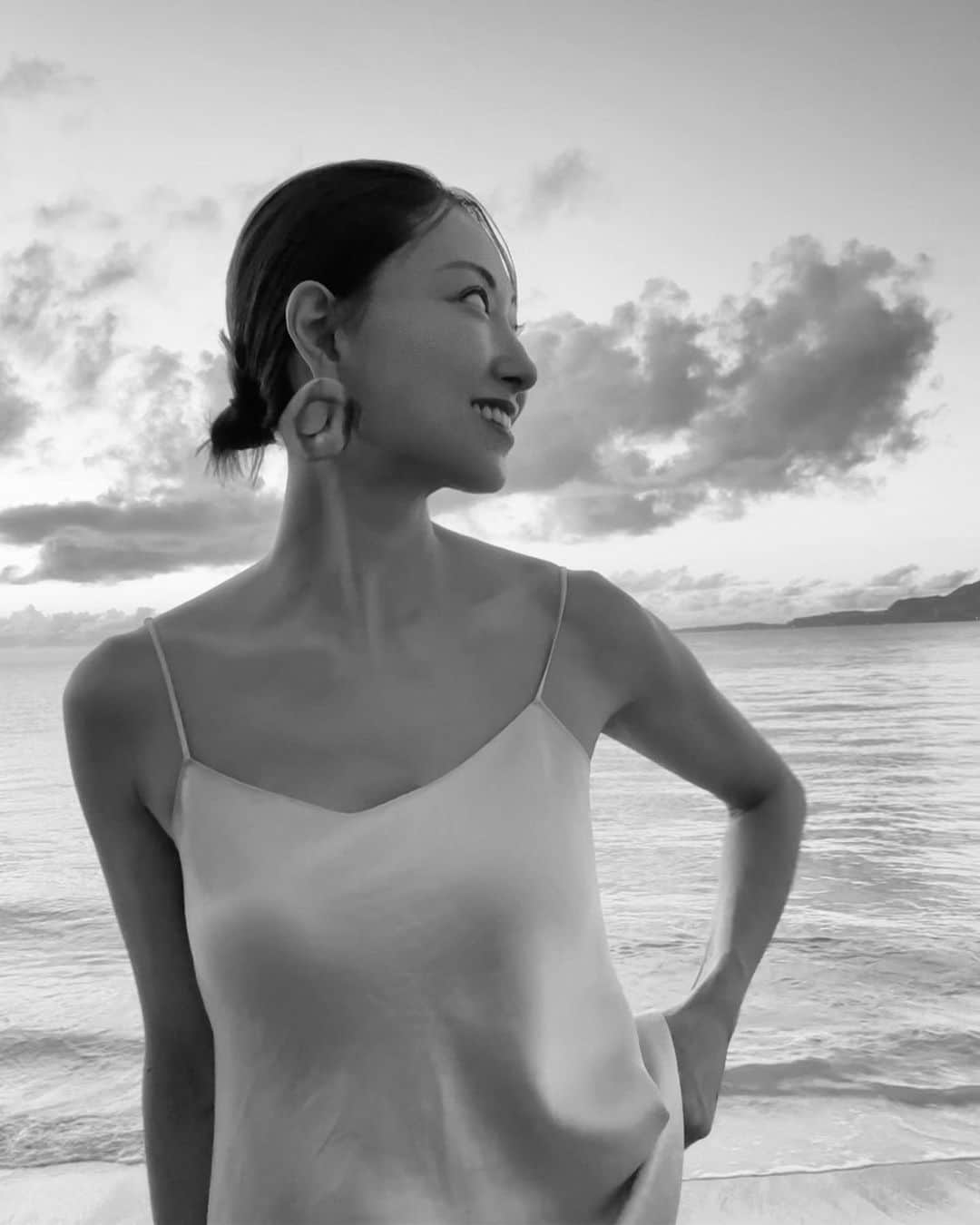 大塚良子のインスタグラム：「. 静かに夏が終わり、明日NYへ戻ります✈︎  日本は精神が様々な源になって その上で物質や事柄が成り立ってきたと思うけど それが今もなお随所随所で感じられ 心に響く場所やモノ、ストーリーがとても多い それは友達と話してても感じること インスパイア沢山もらって学びある帰国  帰る度に、この国に生まれて良かったと思います ありがとうございました♡  途中、体調崩して幾 つかキャンセルになってしまった予定が残念だった！  3枚目 旅先で活躍した夏靴 旅では服をシンプルに小物で情緒を出すのが好きなので 毎年活躍する事を考えると夏小物に ちょこっと投資してもコスパ良しですよね  7枚目のシンプルドレスも 毎年使えるので買って正解だった一着」