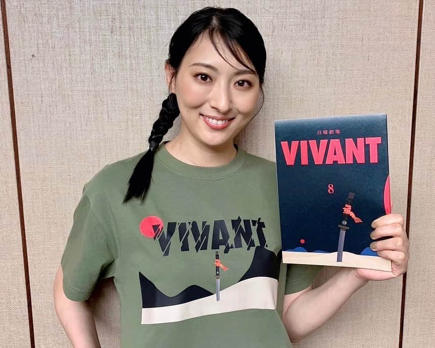 珠城りょうのインスタグラム：「。  こんにちは😃  昨日、日曜劇場『VIVANT』第8話が放送されました‼︎ 皆さんもご覧いただけたでしょうか?  乃木が40年越しに父・ベキに再開！！ 別班を裏切りテントに。。 複雑に絡み合うベキ、乃木、ノコルの思いに次回も目が離せませんね！ 黒須の運命は⁉︎  今回のオフショットは、 『VIVANT』公式グッズ台本表紙風デザイン（8話ver）Tシャツとモンゴルロケでのオフショットになります📸  珠城が着用してるTシャツは『VIVANT』✅できます🐈‍⬛  以上、 マネージャーでした💪🐈‍⬛  #堺雅人 さん #阿部寛 さん #二階堂ふみ さん #二宮和也　さん #松坂桃李 さん #役所広司　さん  #キムラ緑子　さん  #市川笑三郎 さん #平山祐介 さん #西山潤　さん  #珠城りょう　#俳優  #ドラマ　#TBS #日曜劇場　#VIVANTep8 #オリジナルTシャツ  #敵か味方か #味方か敵か」