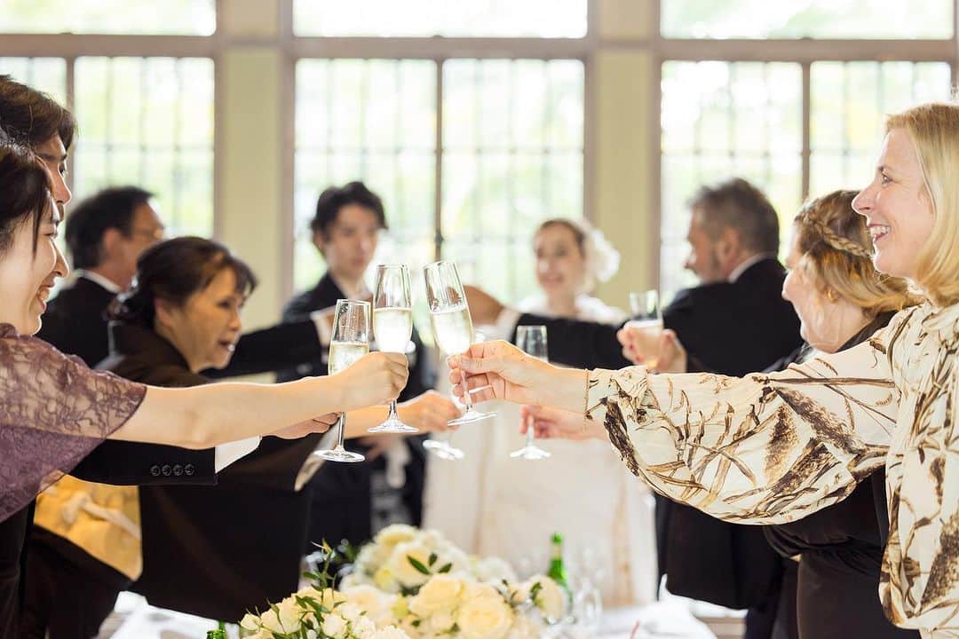 THE SODOH WEDDING OFFICIALのインスタグラム：「cheers 披露宴で必ずおこなう乾杯  そこにはいろんな意味があります  ありがとう これからもよろしく 愛してます  あなたの想いが溢れた乾杯で 披露宴はスタートします .  Photo by @unplugged_kyoto   >>@sodoh_wedding   #sodoh花嫁#thesodohhigashiyamakyoto  #ザソウドウ東山京都#ソウドウ#sodoh#weddingdress #結婚式 #thetreatdressing#プレ花嫁#卒花嫁#結婚準備#式場探し#関西花嫁#京都花嫁#入籍#プロポーズ#前撮り#ウェディングドレス#ウェディングヘアメイク　#トリートドレッシング#ウェルカムスペース#和装」