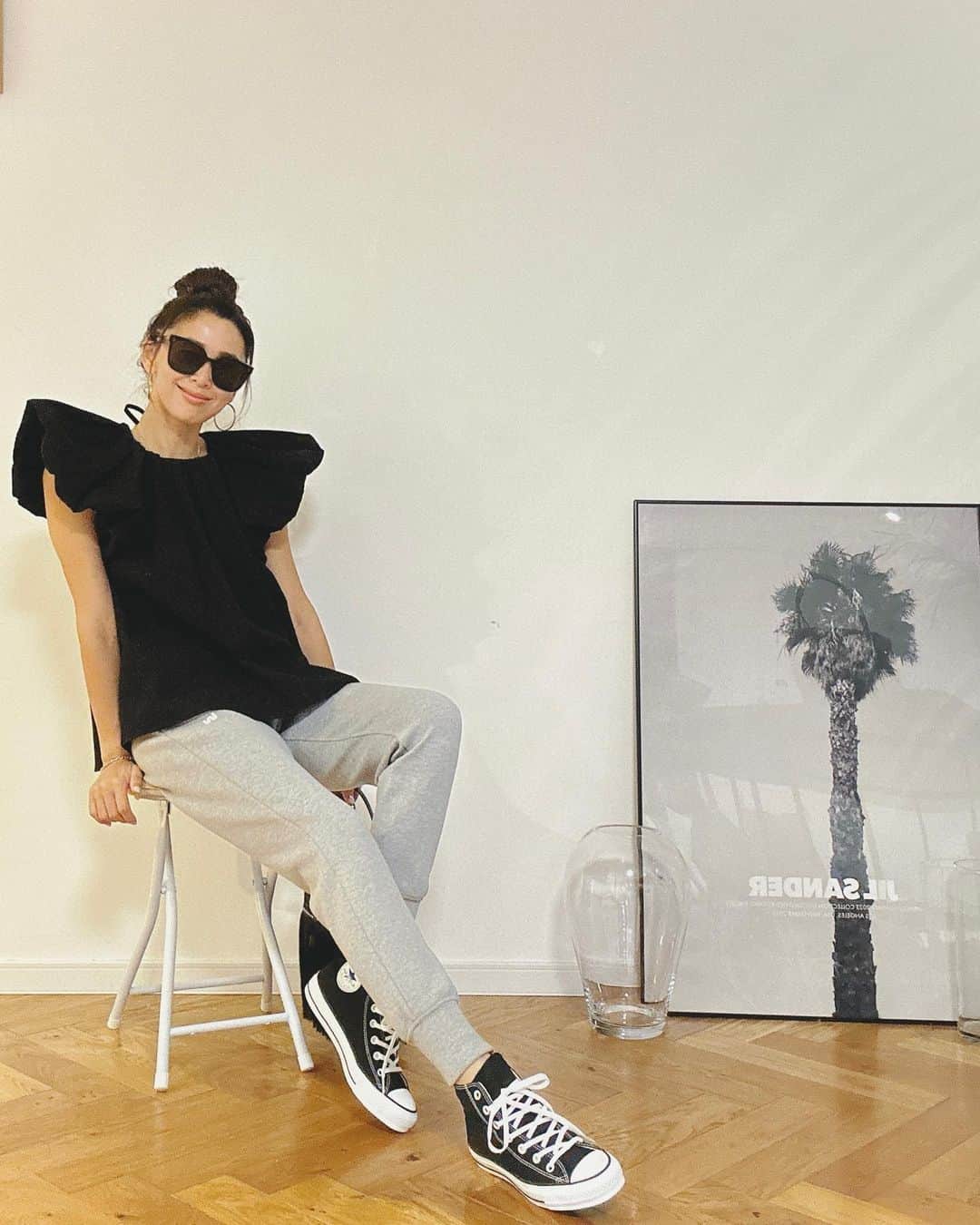 野沢和香のインスタグラム：「WE'RTHY SWEAT 全色完売いたしました🙏 沢山再販のリクエストをいただいており😭感謝感謝。本当にありがとうございます🙇‍♀️  少し後にはなりますが再販ができるよう各所動いております🔥ので、準備ができ次第、またお知らせさせてください🙇‍♀️  写真は人気だった新色グレーのパンツとANGEL SLEEVEのブラウスを合わせて♡ スウェットパンツは綺麗目や甘めのお洋服をDress downしてくれるの年中大活躍しています✨☺️  blouse&pants @werthy.official  kicks @converse  shades @gentlemonster」