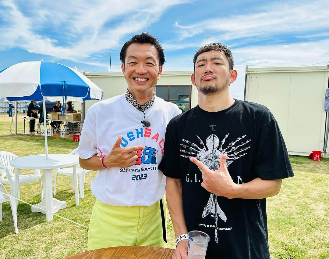 大抜卓人さんのインスタグラム写真 - (大抜卓人Instagram)「#rushball2023  DAY 3!! #備忘録  #bigmama このイベントに欠かせないハイライトメーカーが2年ぶりに帰ってきた！環境を一新して果敢なる挑戦へと進む彼等の気持ちがセットリストと演奏に表れていて未来が楽しみになるステージに！物語の続きはZeppツアーで！  #egowrappin 5年ぶりにスウィンギンなステージが #rushball に帰ってきた！踊って体を揺らして歌って！この自由な光景をずっと待ってた！ミュージシャンが紡ぐフレーズの美学も詰まっていて心も踊る35分一本勝負な時間に！  #oau 牧歌的なメロディーが優しく会場を包み込んだ。昼間の太陽が元気な時間でも心に夕暮れの訪れを感じさせる哀愁と祝祭の旋律も！先週の戦うようなステージとは違った笑顔に溢れた漢達のライブにグッと気持ちが引き込まれた。  #9mmparabellumbullet  突風が吹くような攻め攻めのセトリ！オーディエンスと戦うようなライブが繰り広げられた！地鳴りのようなツーバスドラムに乗せて歌謡のメロディーがこだまする！5年ぶりの #ラシュボ とは思えない相思相愛っぷり！19周年おめでとうございます！  #acidman  バンドの初期のアンセムからバラードに坂本龍一さんへ思いを込めたインスト曲も。盛り上げてしっかりアンサンブルも届ける。彼等しかできないとてもエモーショナルな時間がながれた。今を懸命に生きる人のドキュメントのようなライブだった。  #creepynuts コロナ禍も #ラシュボ に参加して歴史を作っていた2人！今日のタオルを回して歌い踊る光景はあの時期を知っているだけに特別だった。ロックバンドのど真ん中で高らかにヒップホップで挑む姿勢！このシーンののびしろはまだまた有る事を証明！  #ストレイテナー バンドの繊細なアンサンブルが泉大津フェニックスに溶け込んで強烈な余韻が。バラードも骨太なアンセムも新曲に至るまで！いつも過去ではなく今と未来を見据えたセットリストで #ラシュボ に挑んでくる。互いに25周年！この先もともに！  #04limitedsazabys  泉大津フェニックスの空がオレンジ色に染まる時間に真っ直ぐな気持ちをパンクに乗せて届けてくれた！ コロナ禍の2年を #ラシュボ と共に過ごしてくれた彼等！笑顔と汗が飛び散るライブは再開の祝祭ムードにあふれていた！  #theoralcigarettes インディーズ時代の代表曲から今の彼等の決意のアンセムも！マッドなセトリで泉大津フェニックスを揺らした！「5150」の大シンガロンから叩きつける展開へ！地元関西バンドの底力を見せつけた！  #superbeaver 会場にいる誰1人取り残さないメッセージと包容力！ライブハウスからのし上がってメインステージの大ラス！バンドマンの生き様もシーンの心も見せつけてヒーローと歌って手を叩く美しい日に！あの共鳴は忘れられない伝説になったはず！ありがとう！！  #rushball #ytv #fm802」9月4日 12時19分 - takutoonuki