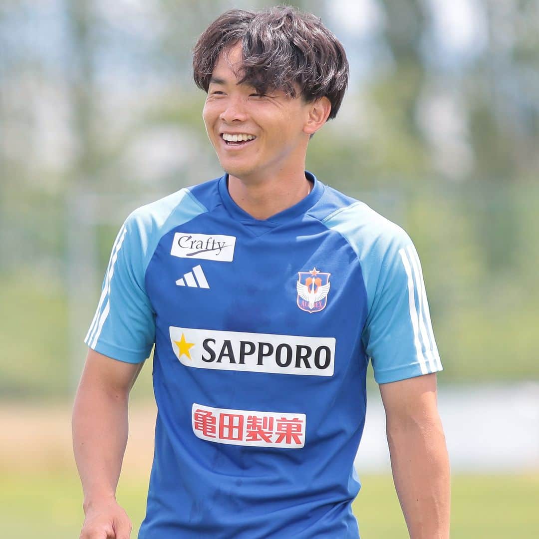 のインスタグラム：「選手の練習風景をお届け❣ 今日の二人目は＃藤原奏哉選手🦊 練習中も笑顔が絶えない様子💪 何枚目の藤原選手が好きですか❓ #albirex ＃#アルビレックス新潟」