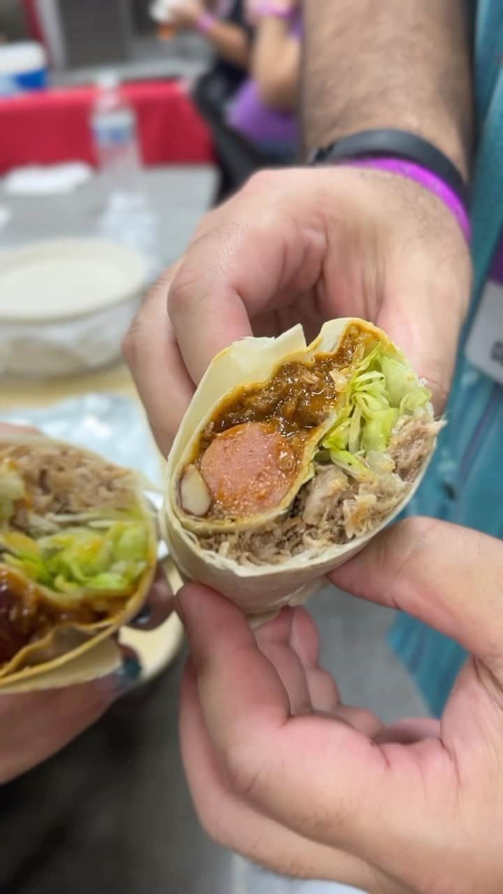 Zippy's Restaurantsのインスタグラム：「Chibariyo and congratulations to the @hawaiiunitedokinawaassociation! 💜 Come with us to make an @okinawanfestival Okidog 🌯 #NextStopZippys」